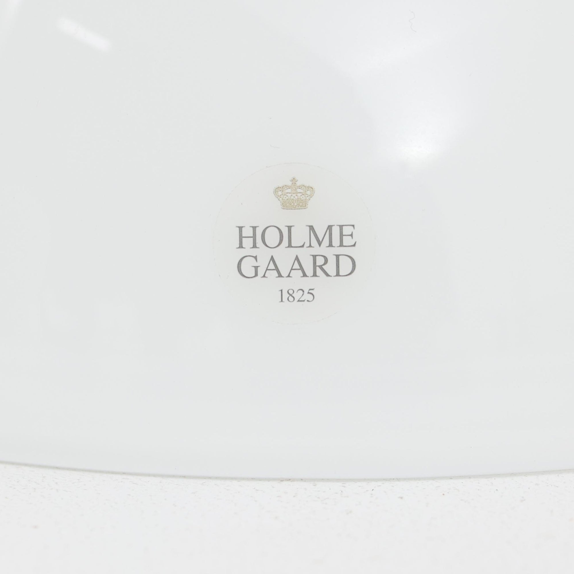 Anja Kjaerがデザインし、Holmegaardより発表された「Skagerrak」シリーズの小ぶりなペンダントライトです。直径20cmのコンパクトなサイズ感ながら、ガラスの透明感とやわらかな光の拡散が魅力で、空間に上質なアクセントを加えます。ホルムガードならではの丁寧なガラスワークが感じられ、点灯時には温もりある光が広がり、食卓や小スペースの照明に最適です。シンプルながらも洗練されたデンマークデザインの魅力を堪能できるビンテージアイテムです。