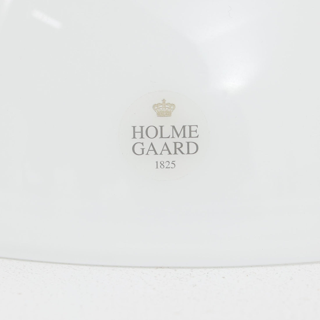 Anja Kjaerがデザインし、Holmegaardより発表された「Skagerrak」シリーズの小ぶりなペンダントライトです。直径20cmのコンパクトなサイズ感ながら、ガラスの透明感とやわらかな光の拡散が魅力で、空間に上質なアクセントを加えます。ホルムガードならではの丁寧なガラスワークが感じられ、点灯時には温もりある光が広がり、食卓や小スペースの照明に最適です。シンプルながらも洗練されたデンマークデザインの魅力を堪能できるビンテージアイテムです。