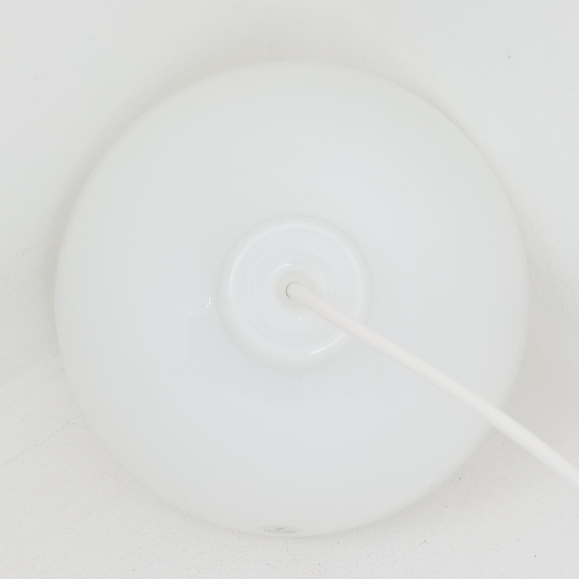 Anja Kjaerがデザインし、Holmegaardより発表された「Skagerrak」シリーズの小ぶりなペンダントライトです。直径20cmのコンパクトなサイズ感ながら、ガラスの透明感とやわらかな光の拡散が魅力で、空間に上質なアクセントを加えます。ホルムガードならではの丁寧なガラスワークが感じられ、点灯時には温もりある光が広がり、食卓や小スペースの照明に最適です。シンプルながらも洗練されたデンマークデザインの魅力を堪能できるビンテージアイテムです。