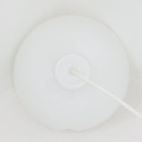 Anja Kjaerがデザインし、Holmegaardより発表された「Skagerrak」シリーズの小ぶりなペンダントライトです。直径20cmのコンパクトなサイズ感ながら、ガラスの透明感とやわらかな光の拡散が魅力で、空間に上質なアクセントを加えます。ホルムガードならではの丁寧なガラスワークが感じられ、点灯時には温もりある光が広がり、食卓や小スペースの照明に最適です。シンプルながらも洗練されたデンマークデザインの魅力を堪能できるビンテージアイテムです。