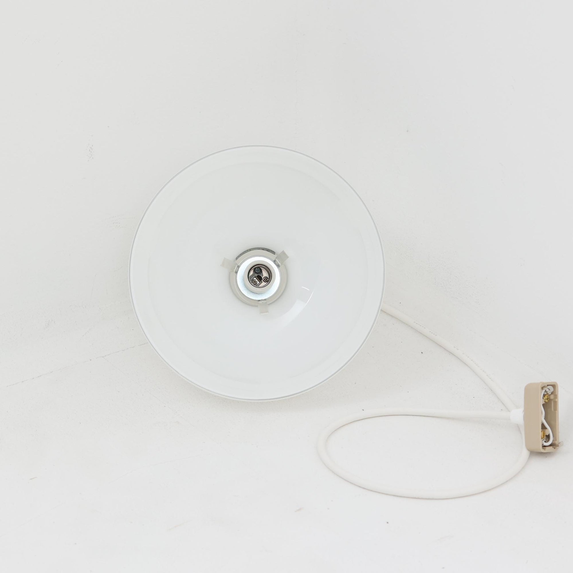 Anja Kjaerがデザインし、Holmegaardより発表された「Skagerrak」シリーズの小ぶりなペンダントライトです。直径20cmのコンパクトなサイズ感ながら、ガラスの透明感とやわらかな光の拡散が魅力で、空間に上質なアクセントを加えます。ホルムガードならではの丁寧なガラスワークが感じられ、点灯時には温もりある光が広がり、食卓や小スペースの照明に最適です。シンプルながらも洗練されたデンマークデザインの魅力を堪能できるビンテージアイテムです。