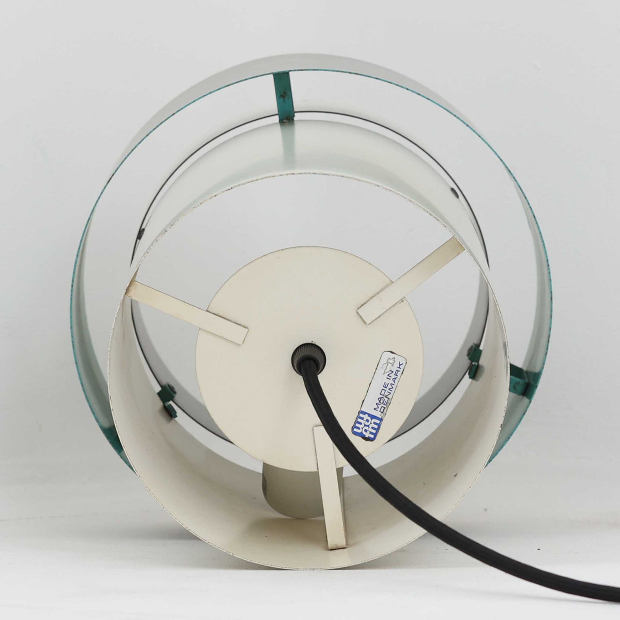 Jo HammerborgがFog &amp; Morup社のためにデザインした「Central」ペンダントライトです。直径23cmのコンパクトなサイズながら、スチール製の二重シリンダー構造が特徴的で、点灯時には上下から光が広がり独特の陰影を演出します。外側のグレーと内側のホワイトがコントラストを生み、点灯時にはほのかなグリーンの光が漏れ出す美しいデザインです。ダイニングや小スペースに適したサイズで、北欧モダンのエッセンスを感じさせるビンテージ照明です。シェードの内側に施されたグリーンの塗装が、点灯時に柔らかなニュアンスを加え、空間に独特の雰囲気を演出します。