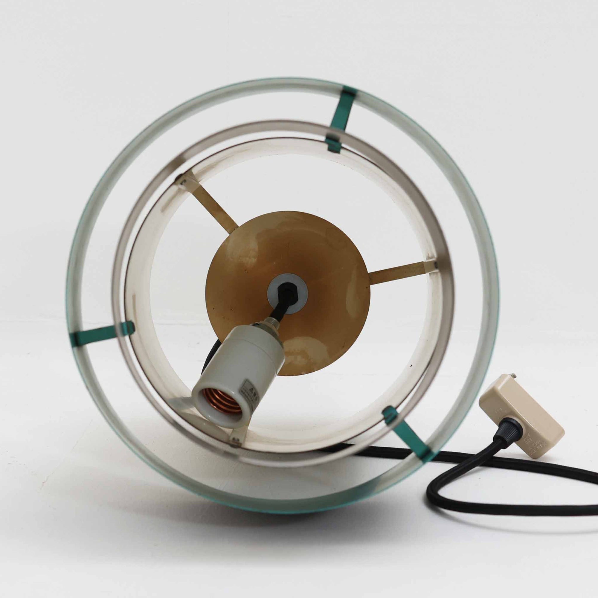 Jo HammerborgがFog &amp; Morup社のためにデザインした「Central」ペンダントライトです。直径23cmのコンパクトなサイズながら、スチール製の二重シリンダー構造が特徴的で、点灯時には上下から光が広がり独特の陰影を演出します。外側のグレーと内側のホワイトがコントラストを生み、点灯時にはほのかなグリーンの光が漏れ出す美しいデザインです。ダイニングや小スペースに適したサイズで、北欧モダンのエッセンスを感じさせるビンテージ照明です。シェードの内側に施されたグリーンの塗装が、点灯時に柔らかなニュアンスを加え、空間に独特の雰囲気を演出します。