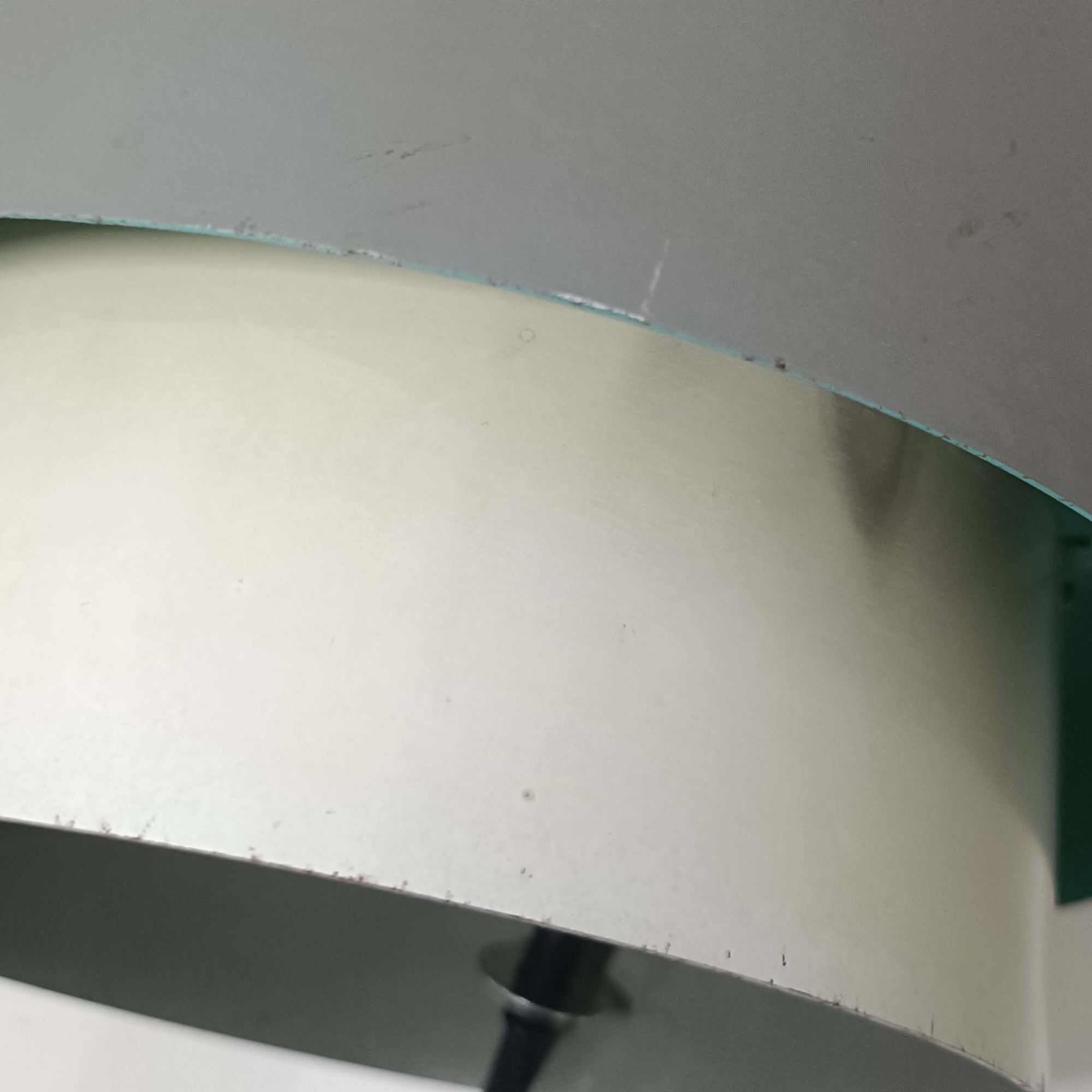 Jo HammerborgがFog &amp; Morup社のためにデザインした「Central」ペンダントライトです。直径23cmのコンパクトなサイズながら、スチール製の二重シリンダー構造が特徴的で、点灯時には上下から光が広がり独特の陰影を演出します。外側のグレーと内側のホワイトがコントラストを生み、点灯時にはほのかなグリーンの光が漏れ出す美しいデザインです。ダイニングや小スペースに適したサイズで、北欧モダンのエッセンスを感じさせるビンテージ照明です。シェードの内側に施されたグリーンの塗装が、点灯時に柔らかなニュアンスを加え、空間に独特の雰囲気を演出します。