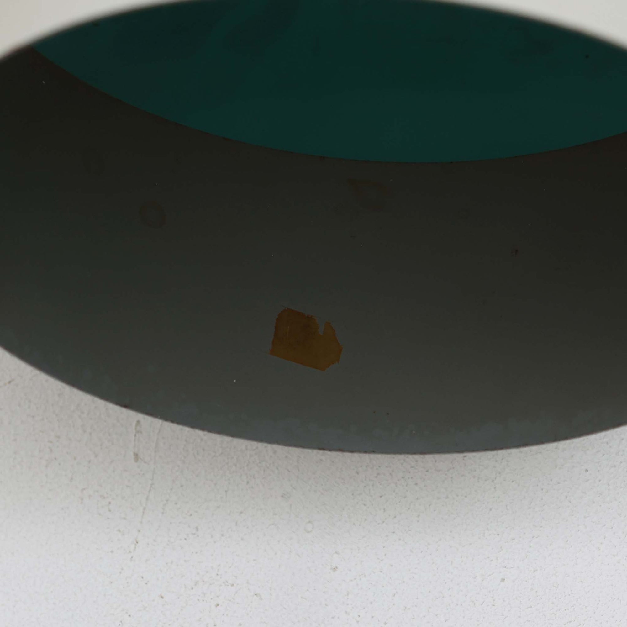 Jo HammerborgがFog &amp; Morup社のためにデザインした「Central」ペンダントライトです。直径23cmのコンパクトなサイズながら、スチール製の二重シリンダー構造が特徴的で、点灯時には上下から光が広がり独特の陰影を演出します。外側のグレーと内側のホワイトがコントラストを生み、点灯時にはほのかなグリーンの光が漏れ出す美しいデザインです。ダイニングや小スペースに適したサイズで、北欧モダンのエッセンスを感じさせるビンテージ照明です。シェードの内側に施されたグリーンの塗装が、点灯時に柔らかなニュアンスを加え、空間に独特の雰囲気を演出します。