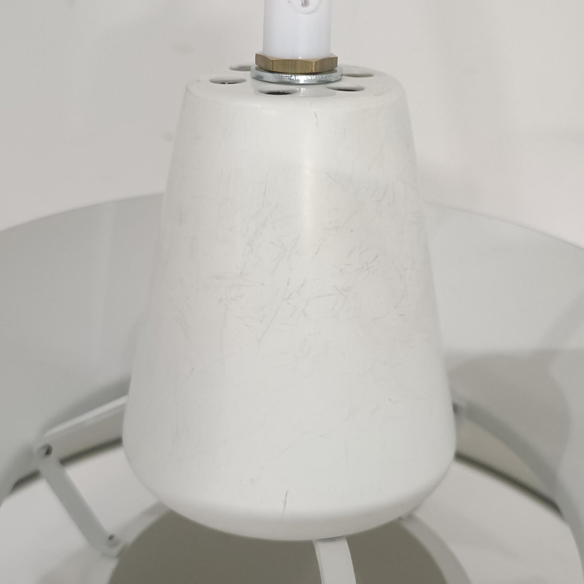 Louis Poulsen社製の小ぶりなペンダントライト「Doo-Wop」です。直径29cmの扱いやすいサイズで、真鍮カラーの上部シェードとホワイトの内側シェードのコントラストが美しいデザイン。点灯時には上下に光を広げ、空間を柔らかく照らし出します。1950年代にデンマーク海軍と共同で開発されたモデルで、シンプルながらも存在感のある佇まいが魅力です。ダイニングやキッチンに適しており、ビンテージならではの味わい深い風合いをお楽しみいただけます。さらに、現行品とは異なりシェードはマイナスネジで固定されており、当時のオリジナルならではのディテールが残されています。