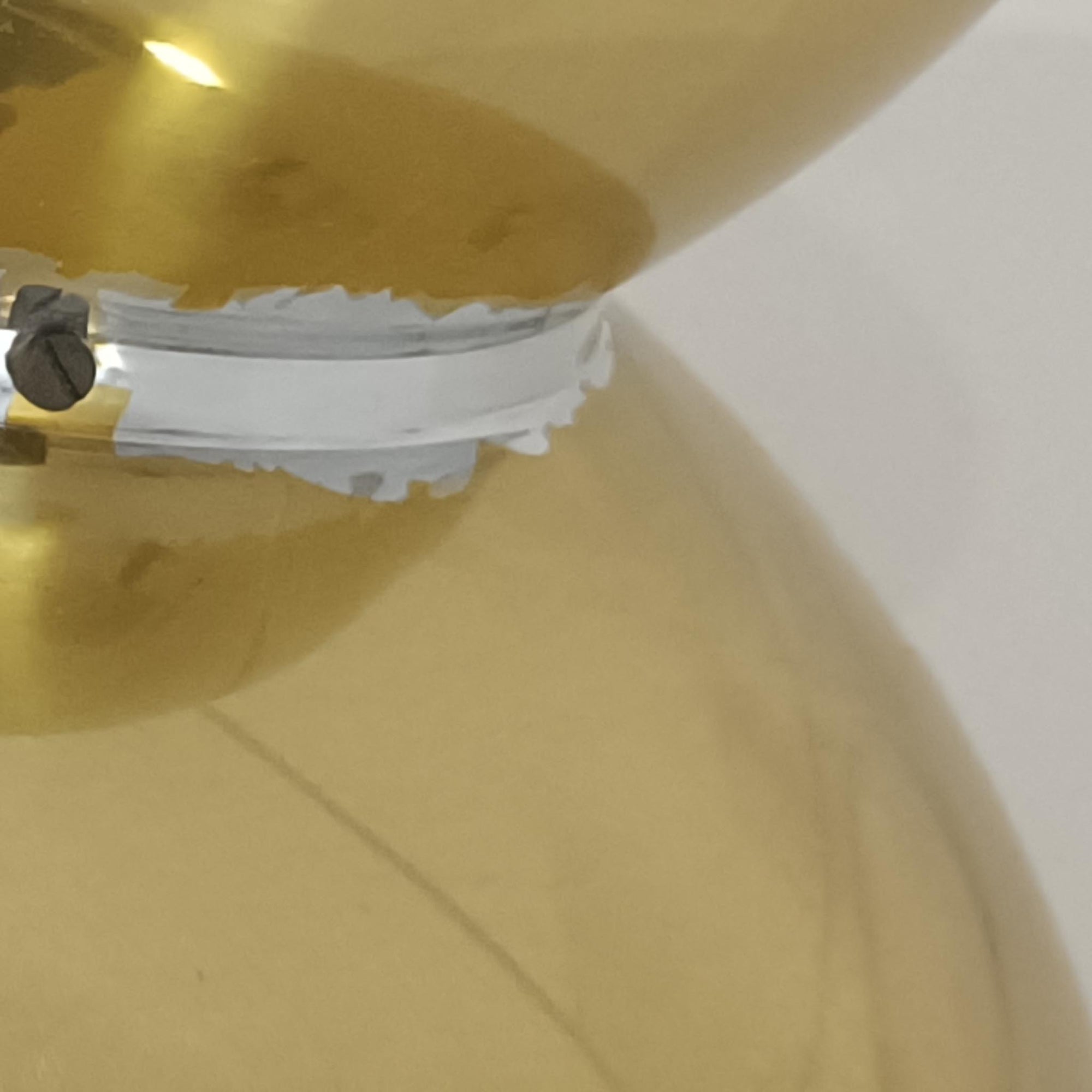 Louis Poulsen社製の小ぶりなペンダントライト「Doo-Wop」です。直径29cmの扱いやすいサイズで、真鍮カラーの上部シェードとホワイトの内側シェードのコントラストが美しいデザイン。点灯時には上下に光を広げ、空間を柔らかく照らし出します。1950年代にデンマーク海軍と共同で開発されたモデルで、シンプルながらも存在感のある佇まいが魅力です。ダイニングやキッチンに適しており、ビンテージならではの味わい深い風合いをお楽しみいただけます。さらに、現行品とは異なりシェードはマイナスネジで固定されており、当時のオリジナルならではのディテールが残されています。