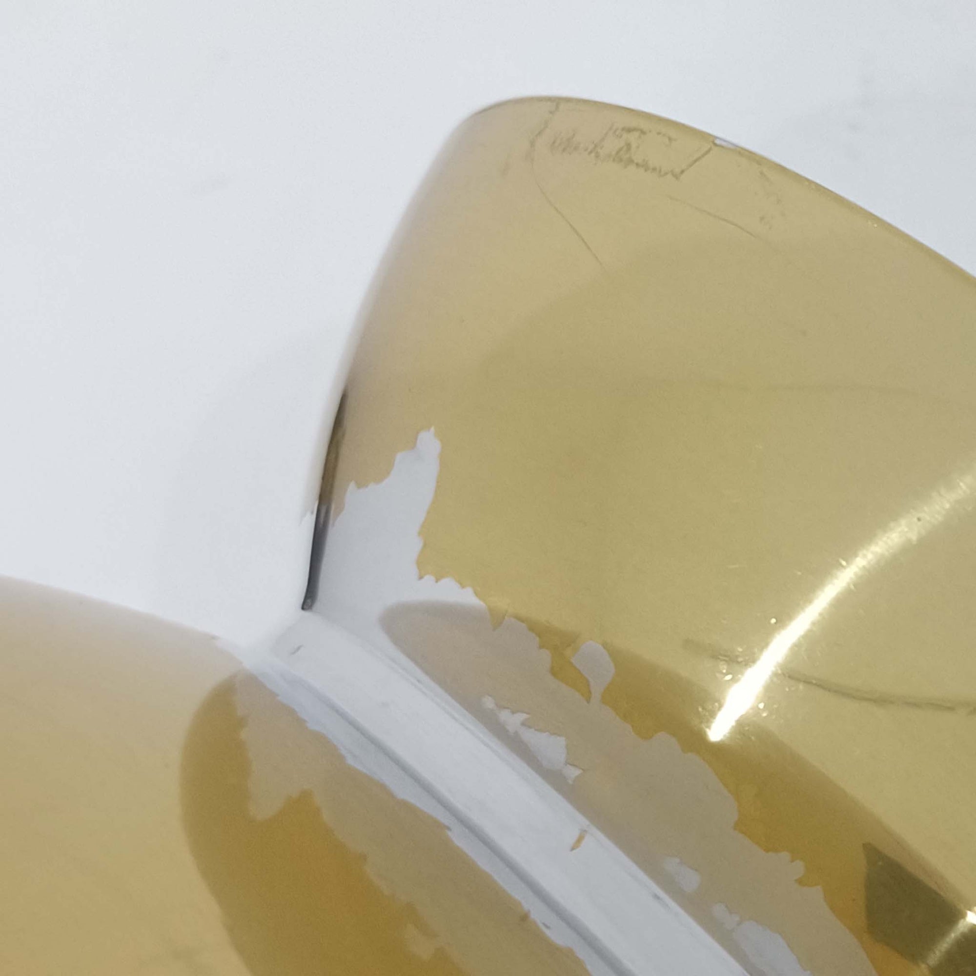 Louis Poulsen社製の小ぶりなペンダントライト「Doo-Wop」です。直径29cmの扱いやすいサイズで、真鍮カラーの上部シェードとホワイトの内側シェードのコントラストが美しいデザイン。点灯時には上下に光を広げ、空間を柔らかく照らし出します。1950年代にデンマーク海軍と共同で開発されたモデルで、シンプルながらも存在感のある佇まいが魅力です。ダイニングやキッチンに適しており、ビンテージならではの味わい深い風合いをお楽しみいただけます。さらに、現行品とは異なりシェードはマイナスネジで固定されており、当時のオリジナルならではのディテールが残されています。