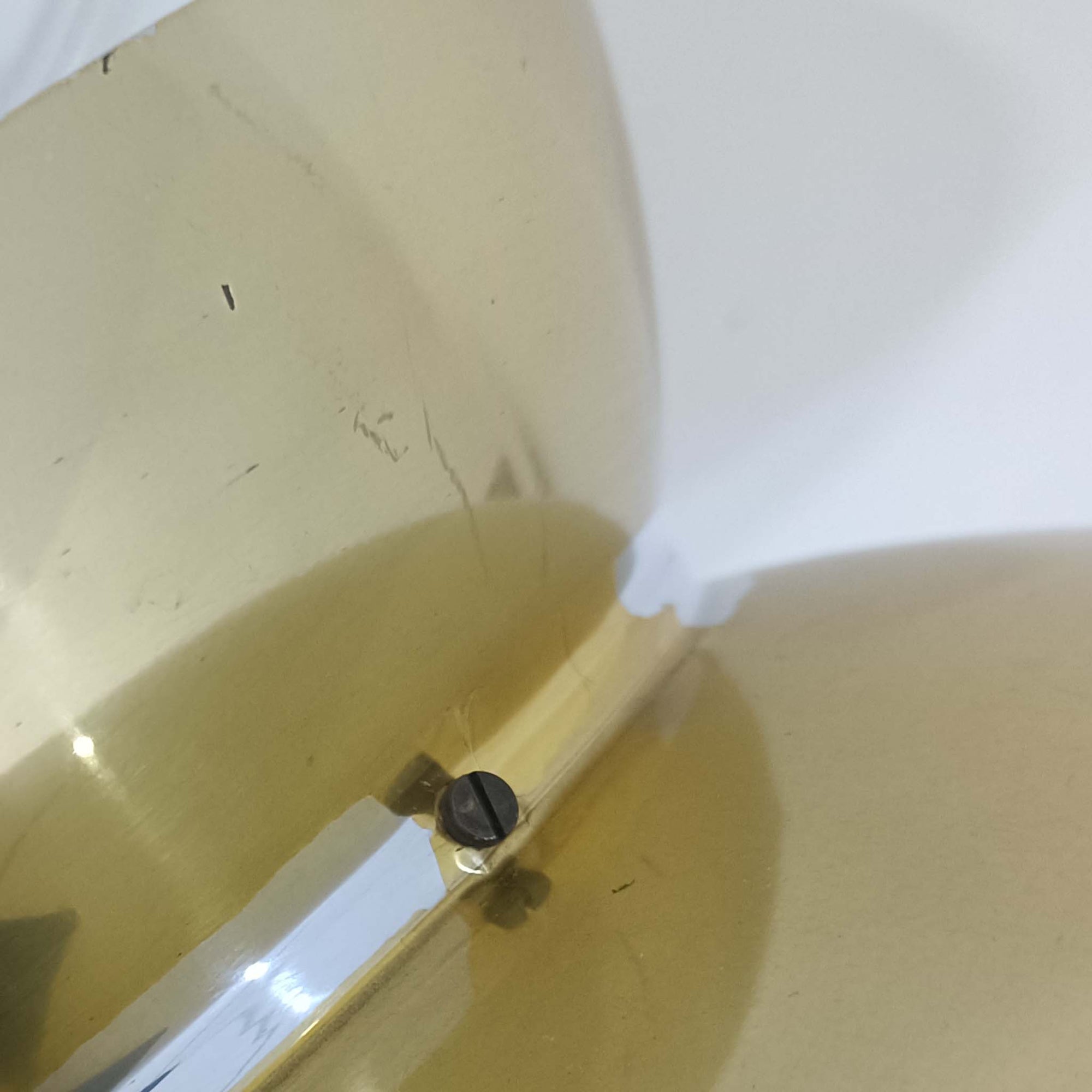 Louis Poulsen社製の小ぶりなペンダントライト「Doo-Wop」です。直径29cmの扱いやすいサイズで、真鍮カラーの上部シェードとホワイトの内側シェードのコントラストが美しいデザイン。点灯時には上下に光を広げ、空間を柔らかく照らし出します。1950年代にデンマーク海軍と共同で開発されたモデルで、シンプルながらも存在感のある佇まいが魅力です。ダイニングやキッチンに適しており、ビンテージならではの味わい深い風合いをお楽しみいただけます。さらに、現行品とは異なりシェードはマイナスネジで固定されており、当時のオリジナルならではのディテールが残されています。