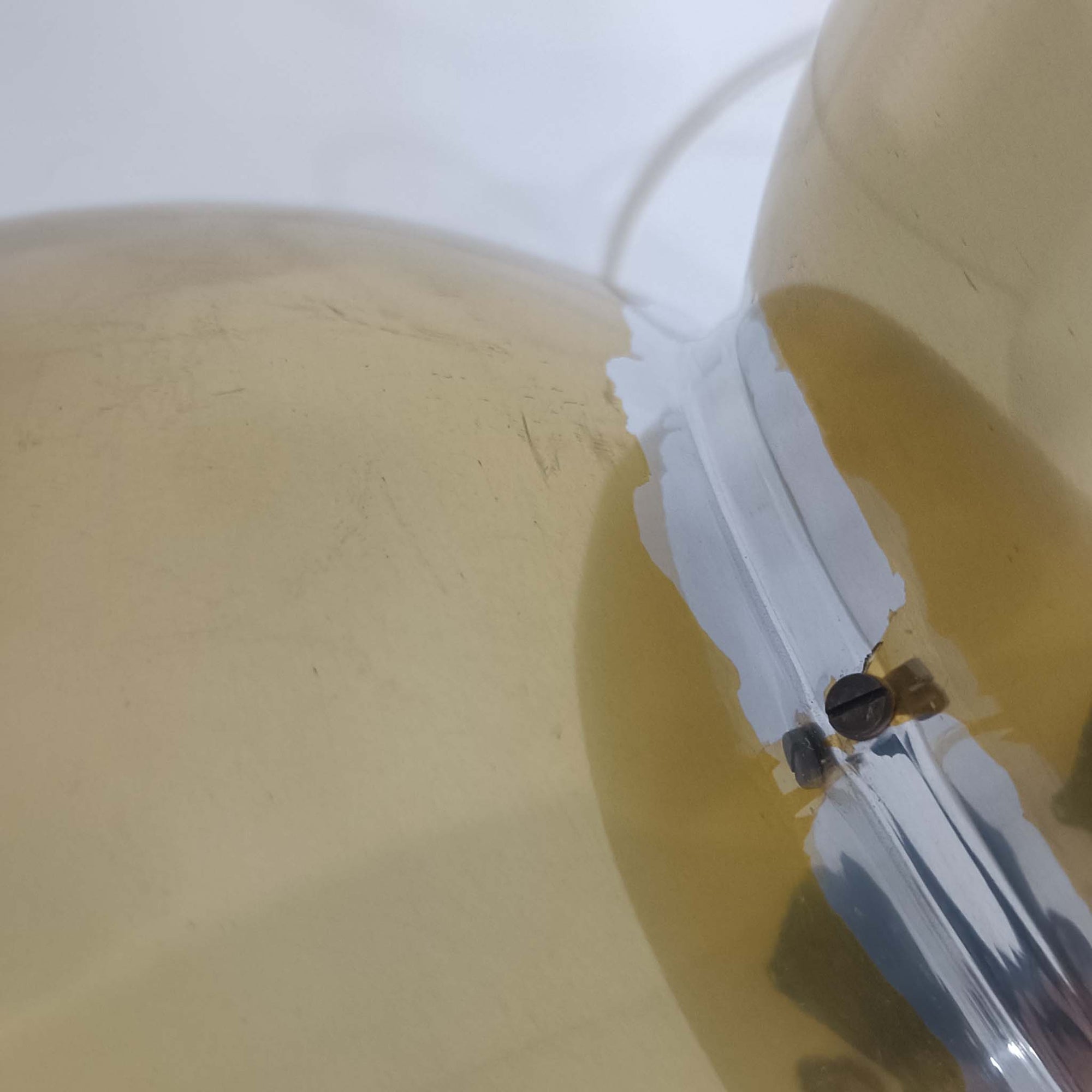 Louis Poulsen社製の小ぶりなペンダントライト「Doo-Wop」です。直径29cmの扱いやすいサイズで、真鍮カラーの上部シェードとホワイトの内側シェードのコントラストが美しいデザイン。点灯時には上下に光を広げ、空間を柔らかく照らし出します。1950年代にデンマーク海軍と共同で開発されたモデルで、シンプルながらも存在感のある佇まいが魅力です。ダイニングやキッチンに適しており、ビンテージならではの味わい深い風合いをお楽しみいただけます。さらに、現行品とは異なりシェードはマイナスネジで固定されており、当時のオリジナルならではのディテールが残されています。