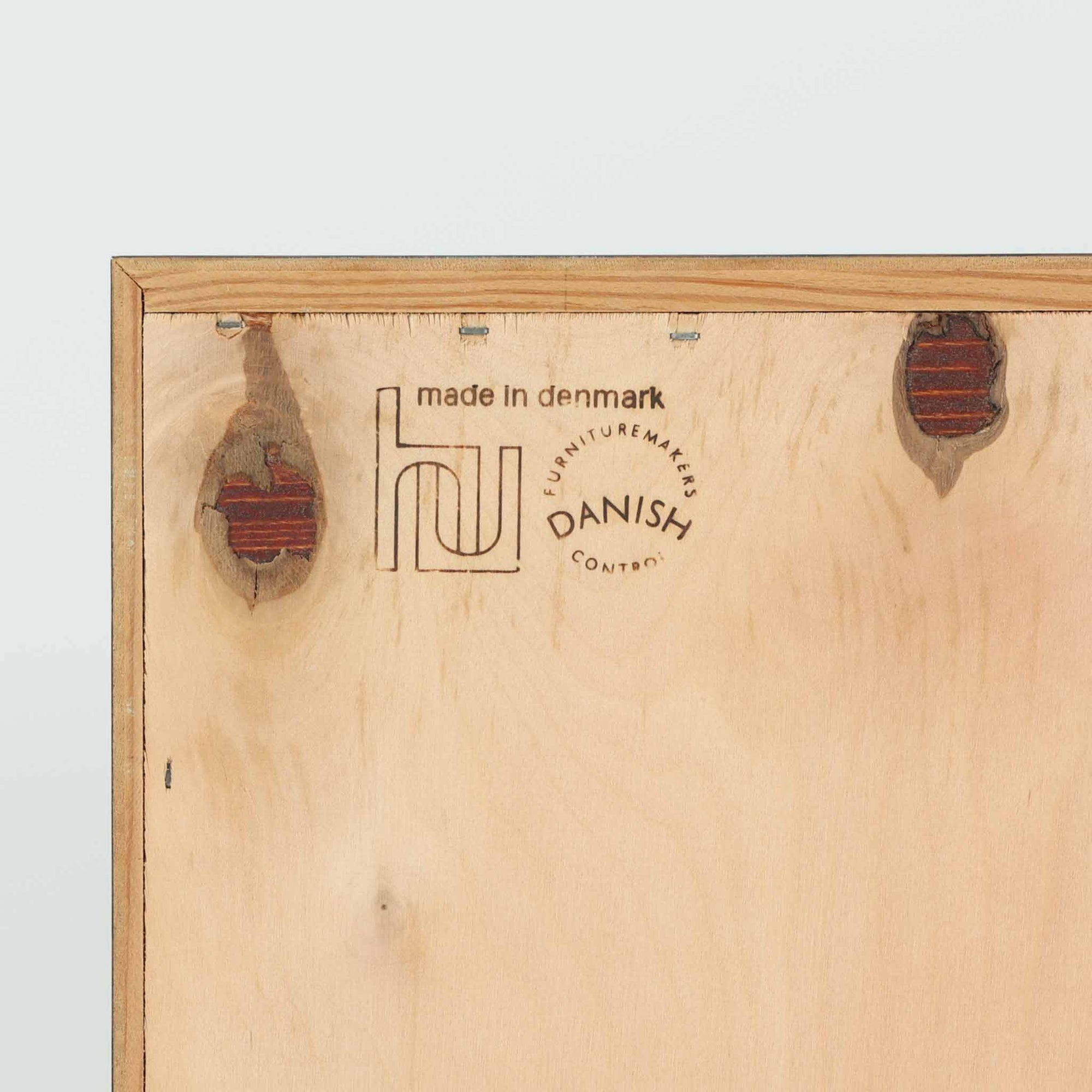 Carlo Jensenがデザインを手掛け、Hundevad &amp; Coが製造したローボードです。ウェンジ材ならではの力強く美しい木目と、直線を基調とした洗練されたフォルムが印象的な一台。引き戸収納に加え、内部にはトレー付きの収納スペースを備え、書類や小物を整理しやすい実用的な設計となっています。リビングではテレビボードやサイドボードとして、書斎では収納家具としても活躍し、経年によって深みを増した木肌と北欧らしい端正なデザインが空間に落ち着いた存在感をもたらすビンテージ家具です。