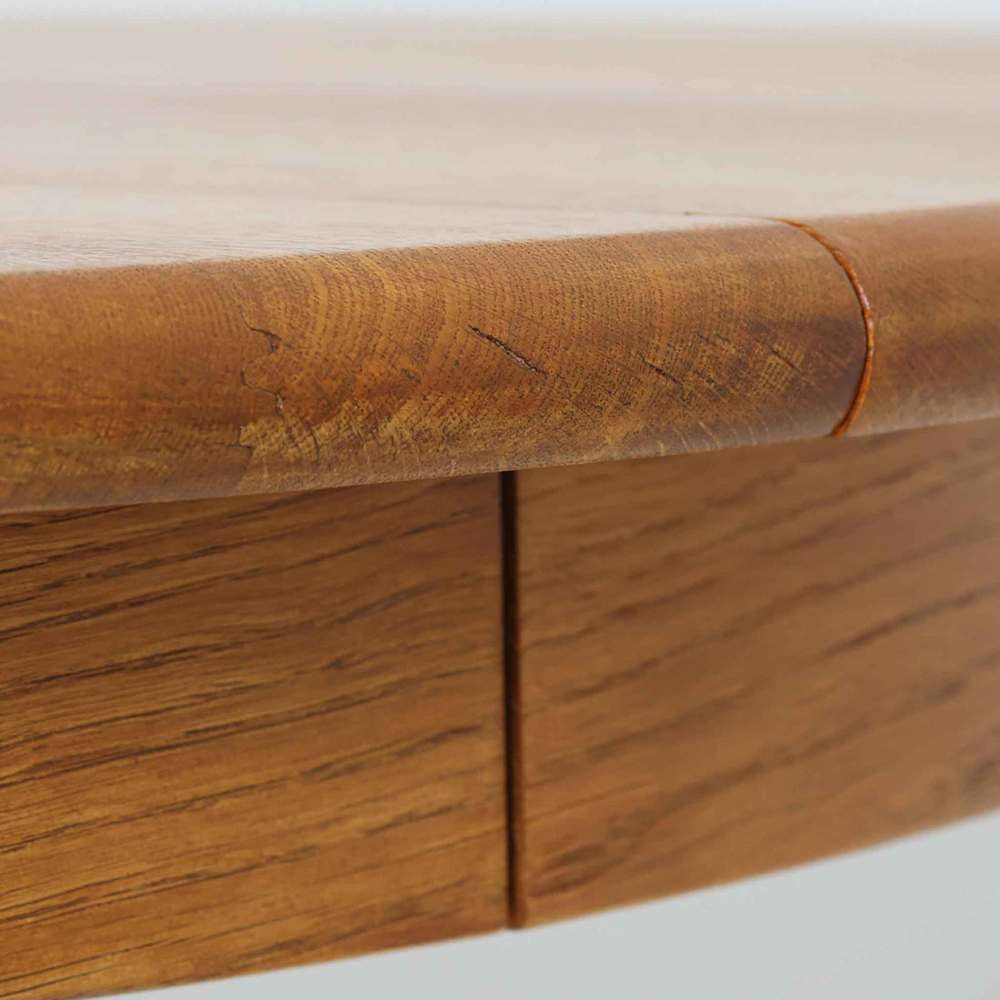 デンマーク製の円形エクステンションダイニングテーブルです。天板には贅沢にオーク無垢材が使用され、木の温もりとしっかりとした造りが魅力。拡張板にはオーク突板が用いられており、ラウンド形状からオーバル形状へと変化する機能的な構造が特徴です。経年により深みを増した木肌が味わい深く、北欧ビンテージならではの温かみのある雰囲気を演出します。普段の食卓としてはもちろん、来客時にも活躍する実用性と美しさを兼ね備えた一台です。