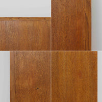 デンマーク製の円形エクステンションダイニングテーブルです。天板には贅沢にオーク無垢材が使用され、木の温もりとしっかりとした造りが魅力。拡張板にはオーク突板が用いられており、ラウンド形状からオーバル形状へと変化する機能的な構造が特徴です。経年により深みを増した木肌が味わい深く、北欧ビンテージならではの温かみのある雰囲気を演出します。普段の食卓としてはもちろん、来客時にも活躍する実用性と美しさを兼ね備えた一台です。