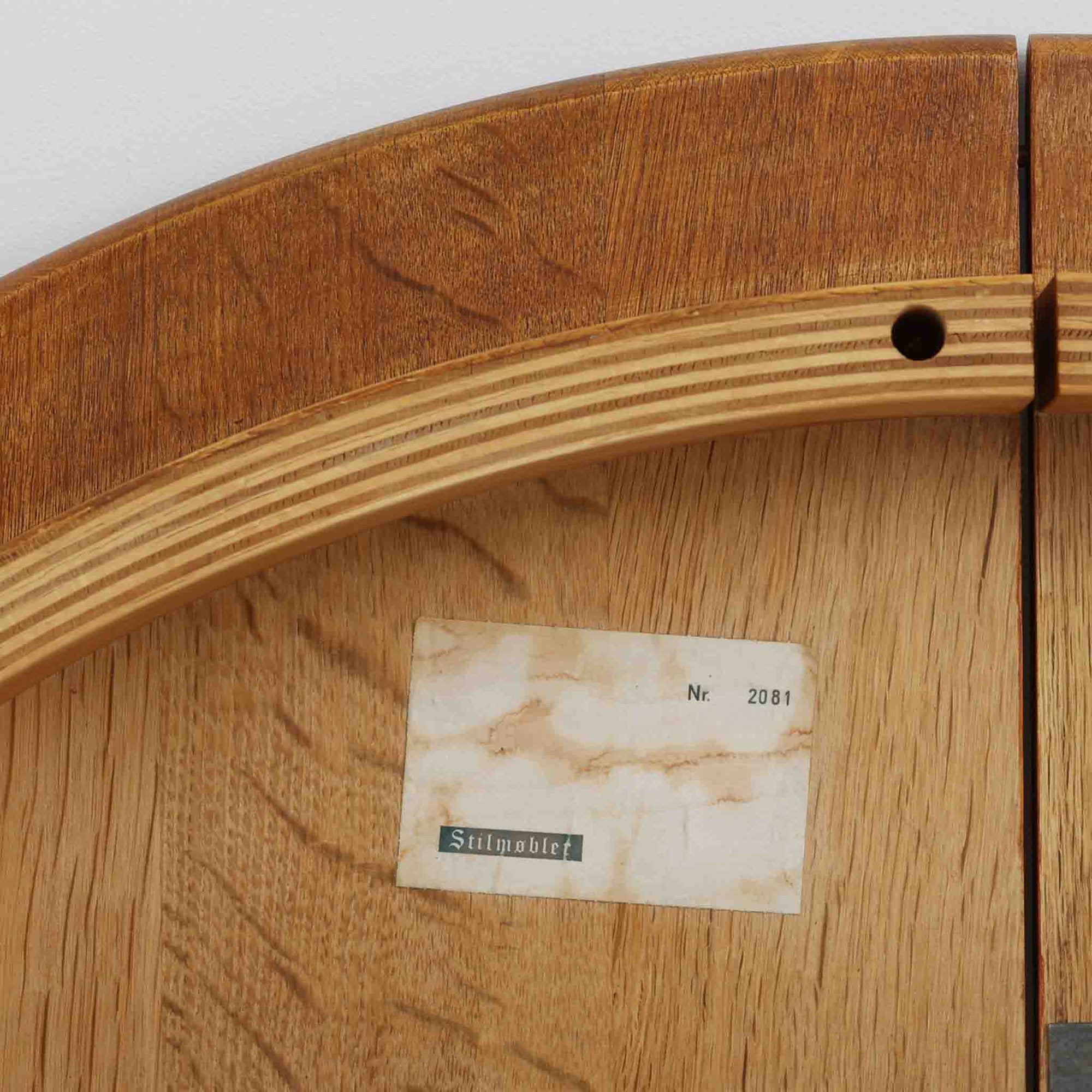 デンマーク製の円形エクステンションダイニングテーブルです。天板には贅沢にオーク無垢材が使用され、木の温もりとしっかりとした造りが魅力。拡張板にはオーク突板が用いられており、ラウンド形状からオーバル形状へと変化する機能的な構造が特徴です。経年により深みを増した木肌が味わい深く、北欧ビンテージならではの温かみのある雰囲気を演出します。普段の食卓としてはもちろん、来客時にも活躍する実用性と美しさを兼ね備えた一台です。