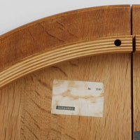 デンマーク製の円形エクステンションダイニングテーブルです。天板には贅沢にオーク無垢材が使用され、木の温もりとしっかりとした造りが魅力。拡張板にはオーク突板が用いられており、ラウンド形状からオーバル形状へと変化する機能的な構造が特徴です。経年により深みを増した木肌が味わい深く、北欧ビンテージならではの温かみのある雰囲気を演出します。普段の食卓としてはもちろん、来客時にも活躍する実用性と美しさを兼ね備えた一台です。