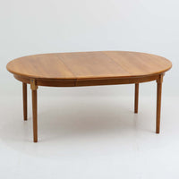 デンマーク製の円形エクステンションダイニングテーブルです。天板には贅沢にオーク無垢材が使用され、木の温もりとしっかりとした造りが魅力。拡張板にはオーク突板が用いられており、ラウンド形状からオーバル形状へと変化する機能的な構造が特徴です。経年により深みを増した木肌が味わい深く、北欧ビンテージならではの温かみのある雰囲気を演出します。普段の食卓としてはもちろん、来客時にも活躍する実用性と美しさを兼ね備えた一台です。