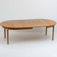 デンマーク製の円形エクステンションダイニングテーブルです。天板には贅沢にオーク無垢材が使用され、木の温もりとしっかりとした造りが魅力。拡張板にはオーク突板が用いられており、ラウンド形状からオーバル形状へと変化する機能的な構造が特徴です。経年により深みを増した木肌が味わい深く、北欧ビンテージならではの温かみのある雰囲気を演出します。普段の食卓としてはもちろん、来客時にも活躍する実用性と美しさを兼ね備えた一台です。