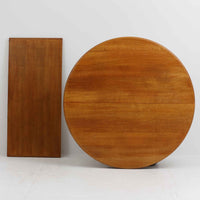 デンマーク製の円形エクステンションダイニングテーブルです。天板には贅沢にオーク無垢材が使用され、木の温もりとしっかりとした造りが魅力。拡張板にはオーク突板が用いられており、ラウンド形状からオーバル形状へと変化する機能的な構造が特徴です。経年により深みを増した木肌が味わい深く、北欧ビンテージならではの温かみのある雰囲気を演出します。普段の食卓としてはもちろん、来客時にも活躍する実用性と美しさを兼ね備えた一台です。