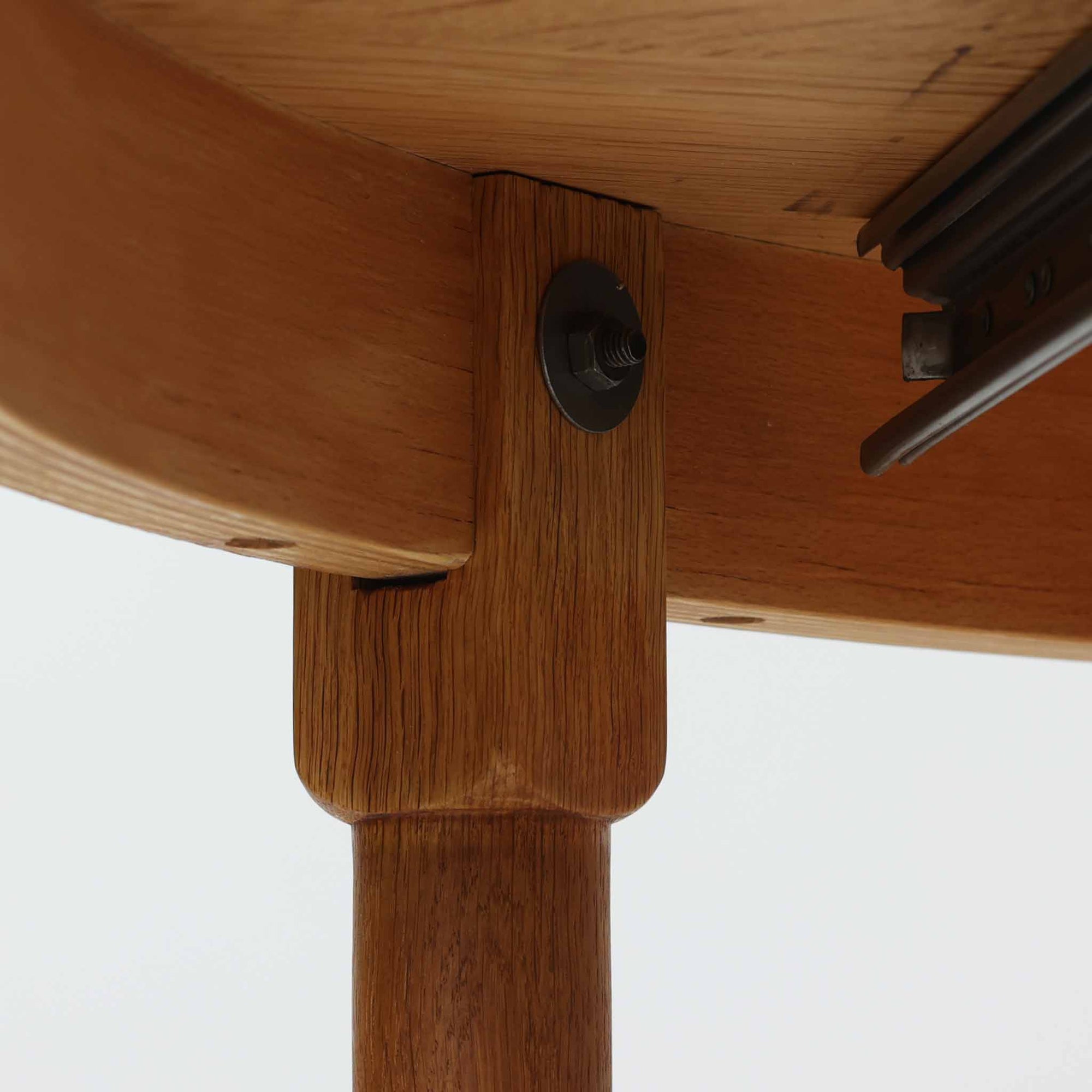 デンマーク製の円形エクステンションダイニングテーブルです。天板には贅沢にオーク無垢材が使用され、木の温もりとしっかりとした造りが魅力。拡張板にはオーク突板が用いられており、ラウンド形状からオーバル形状へと変化する機能的な構造が特徴です。経年により深みを増した木肌が味わい深く、北欧ビンテージならではの温かみのある雰囲気を演出します。普段の食卓としてはもちろん、来客時にも活躍する実用性と美しさを兼ね備えた一台です。