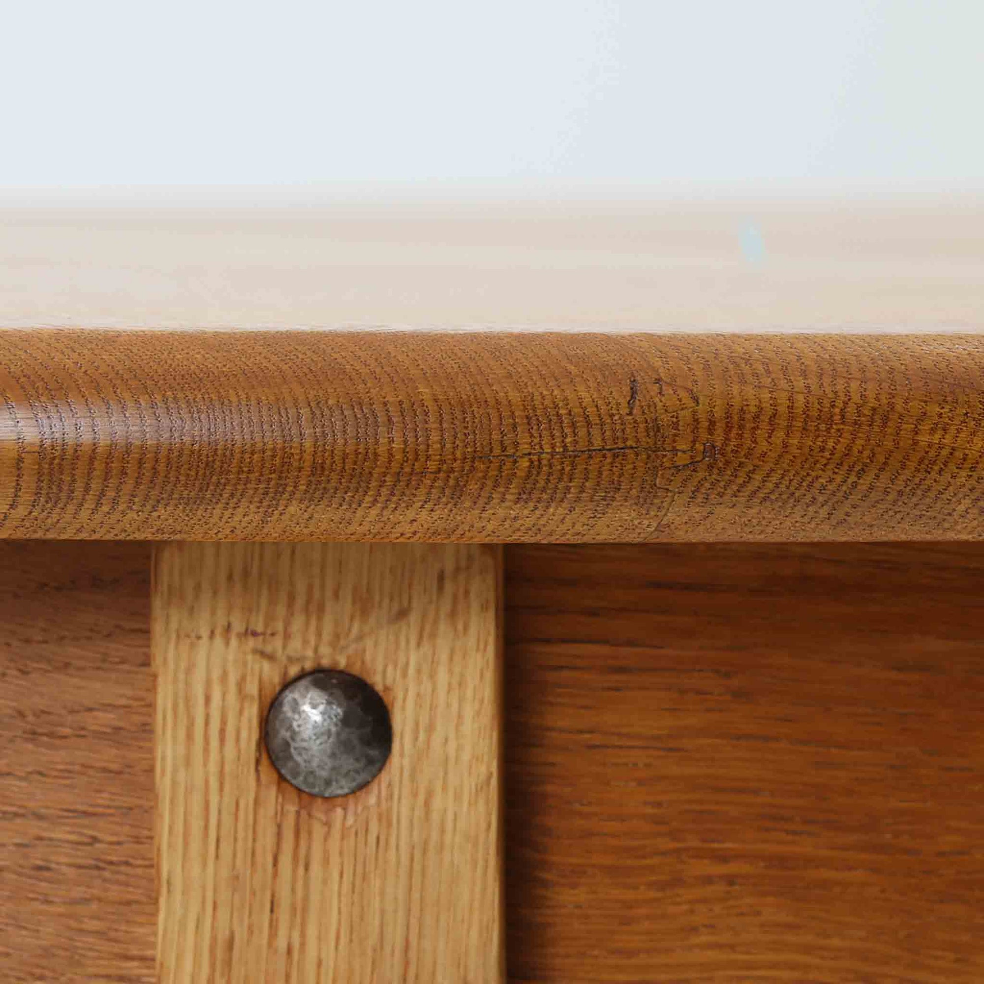 デンマーク製の円形エクステンションダイニングテーブルです。天板には贅沢にオーク無垢材が使用され、木の温もりとしっかりとした造りが魅力。拡張板にはオーク突板が用いられており、ラウンド形状からオーバル形状へと変化する機能的な構造が特徴です。経年により深みを増した木肌が味わい深く、北欧ビンテージならではの温かみのある雰囲気を演出します。普段の食卓としてはもちろん、来客時にも活躍する実用性と美しさを兼ね備えた一台です。