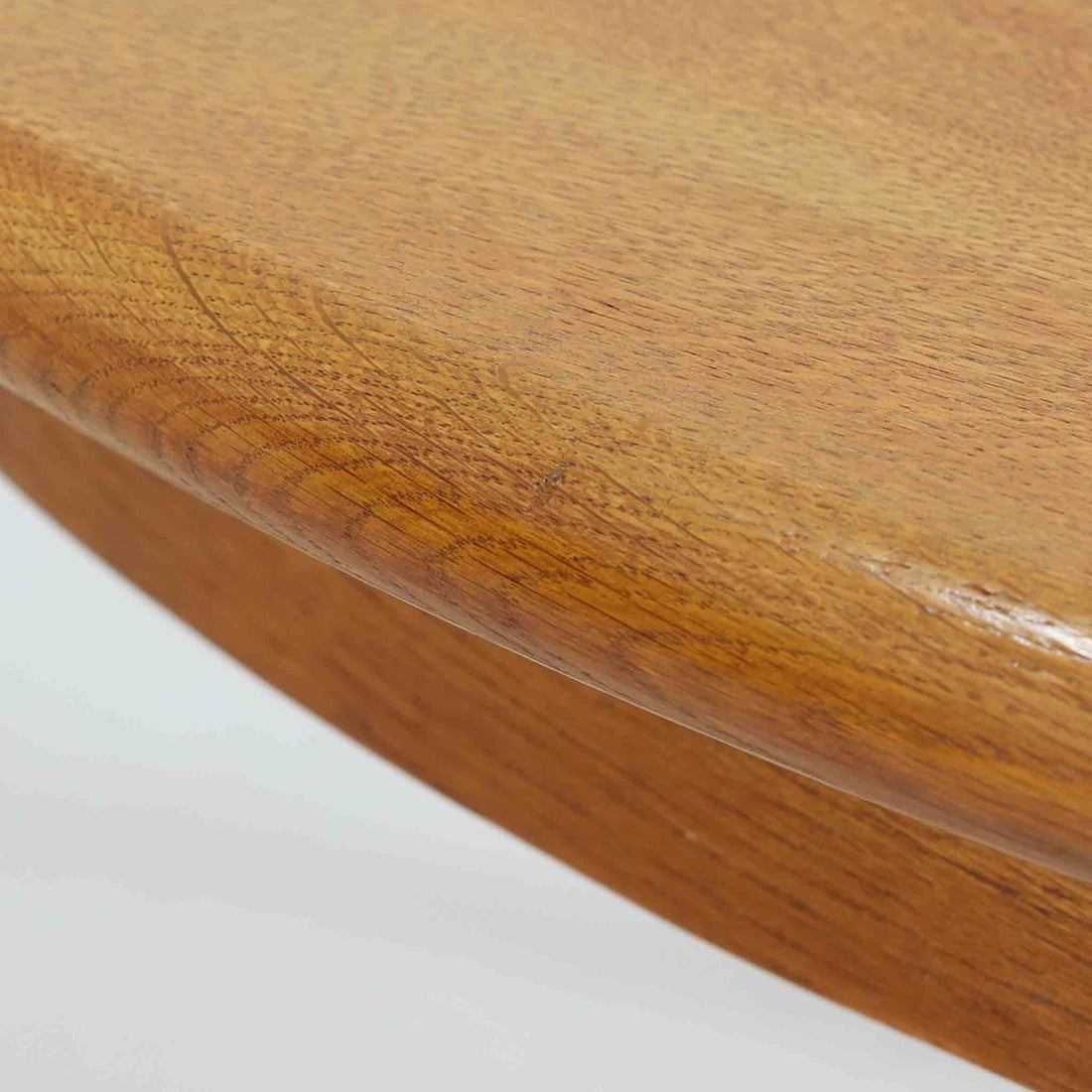 デンマーク製の円形エクステンションダイニングテーブルです。天板には贅沢にオーク無垢材が使用され、木の温もりとしっかりとした造りが魅力。拡張板にはオーク突板が用いられており、ラウンド形状からオーバル形状へと変化する機能的な構造が特徴です。経年により深みを増した木肌が味わい深く、北欧ビンテージならではの温かみのある雰囲気を演出します。普段の食卓としてはもちろん、来客時にも活躍する実用性と美しさを兼ね備えた一台です。