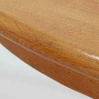 デンマーク製の円形エクステンションダイニングテーブルです。天板には贅沢にオーク無垢材が使用され、木の温もりとしっかりとした造りが魅力。拡張板にはオーク突板が用いられており、ラウンド形状からオーバル形状へと変化する機能的な構造が特徴です。経年により深みを増した木肌が味わい深く、北欧ビンテージならではの温かみのある雰囲気を演出します。普段の食卓としてはもちろん、来客時にも活躍する実用性と美しさを兼ね備えた一台です。