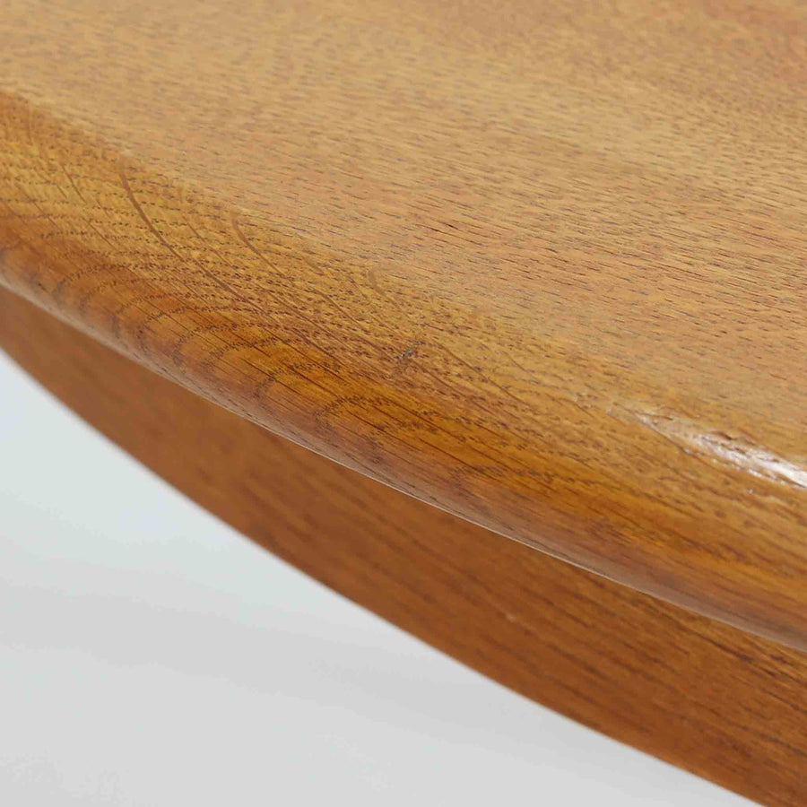 デンマーク製の円形エクステンションダイニングテーブルです。天板には贅沢にオーク無垢材が使用され、木の温もりとしっかりとした造りが魅力。拡張板にはオーク突板が用いられており、ラウンド形状からオーバル形状へと変化する機能的な構造が特徴です。経年により深みを増した木肌が味わい深く、北欧ビンテージならではの温かみのある雰囲気を演出します。普段の食卓としてはもちろん、来客時にも活躍する実用性と美しさを兼ね備えた一台です。