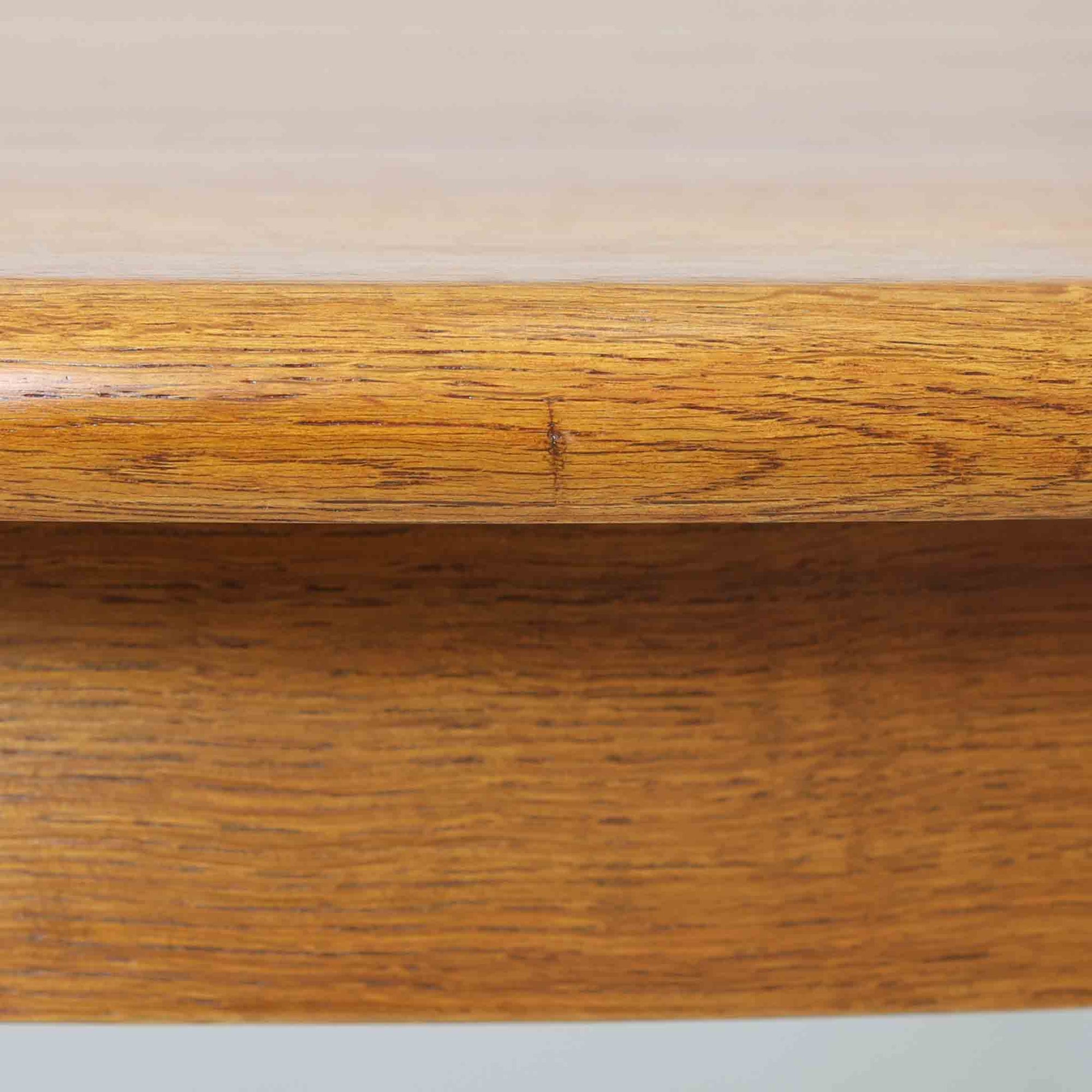 デンマーク製の円形エクステンションダイニングテーブルです。天板には贅沢にオーク無垢材が使用され、木の温もりとしっかりとした造りが魅力。拡張板にはオーク突板が用いられており、ラウンド形状からオーバル形状へと変化する機能的な構造が特徴です。経年により深みを増した木肌が味わい深く、北欧ビンテージならではの温かみのある雰囲気を演出します。普段の食卓としてはもちろん、来客時にも活躍する実用性と美しさを兼ね備えた一台です。