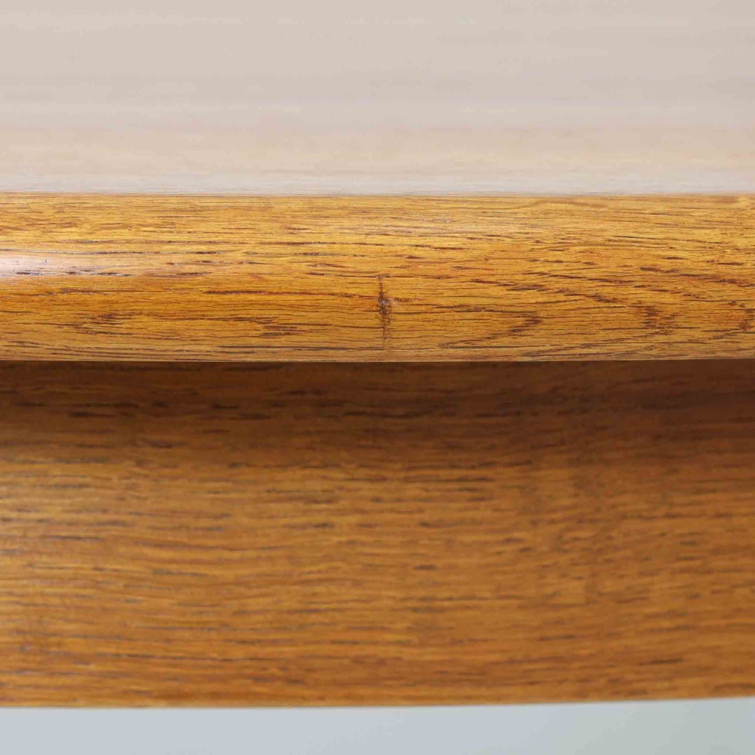 デンマーク製の円形エクステンションダイニングテーブルです。天板には贅沢にオーク無垢材が使用され、木の温もりとしっかりとした造りが魅力。拡張板にはオーク突板が用いられており、ラウンド形状からオーバル形状へと変化する機能的な構造が特徴です。経年により深みを増した木肌が味わい深く、北欧ビンテージならではの温かみのある雰囲気を演出します。普段の食卓としてはもちろん、来客時にも活躍する実用性と美しさを兼ね備えた一台です。