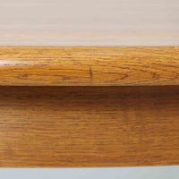 デンマーク製の円形エクステンションダイニングテーブルです。天板には贅沢にオーク無垢材が使用され、木の温もりとしっかりとした造りが魅力。拡張板にはオーク突板が用いられており、ラウンド形状からオーバル形状へと変化する機能的な構造が特徴です。経年により深みを増した木肌が味わい深く、北欧ビンテージならではの温かみのある雰囲気を演出します。普段の食卓としてはもちろん、来客時にも活躍する実用性と美しさを兼ね備えた一台です。