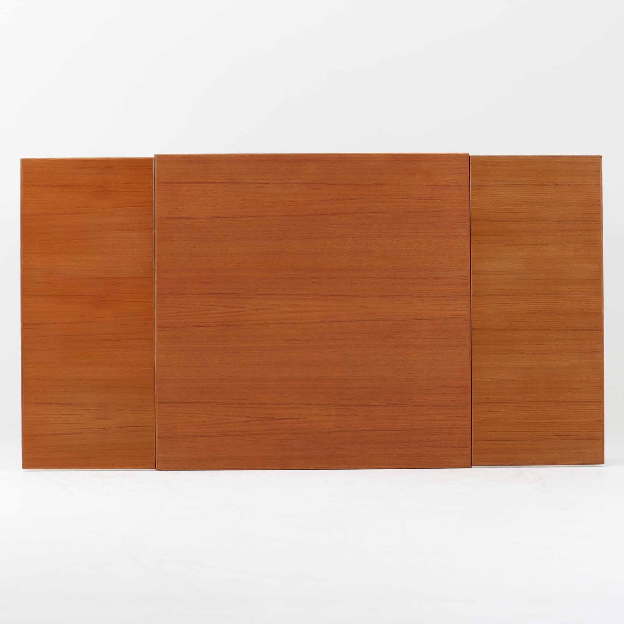 素材と構造の完成度の高さが際立つ正方形エクステンションダイニングテーブルです。天板には上質なチーク材が用いられ、木目の美しさと経年変化による深みのある色合いが北欧ビンテージらしい佇まいを演出します。普段はコンパクトな正方形として使用でき、来客時には左右の天板を引き出すことで広々としたサイズへと拡張可能な実用的な構造です。細身の脚部と幕板のバランスも良く、空間に軽やかな印象を与えます。