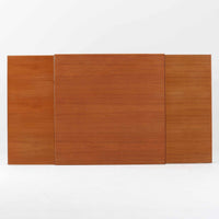 素材と構造の完成度の高さが際立つ正方形エクステンションダイニングテーブルです。天板には上質なチーク材が用いられ、木目の美しさと経年変化による深みのある色合いが北欧ビンテージらしい佇まいを演出します。普段はコンパクトな正方形として使用でき、来客時には左右の天板を引き出すことで広々としたサイズへと拡張可能な実用的な構造です。細身の脚部と幕板のバランスも良く、空間に軽やかな印象を与えます。