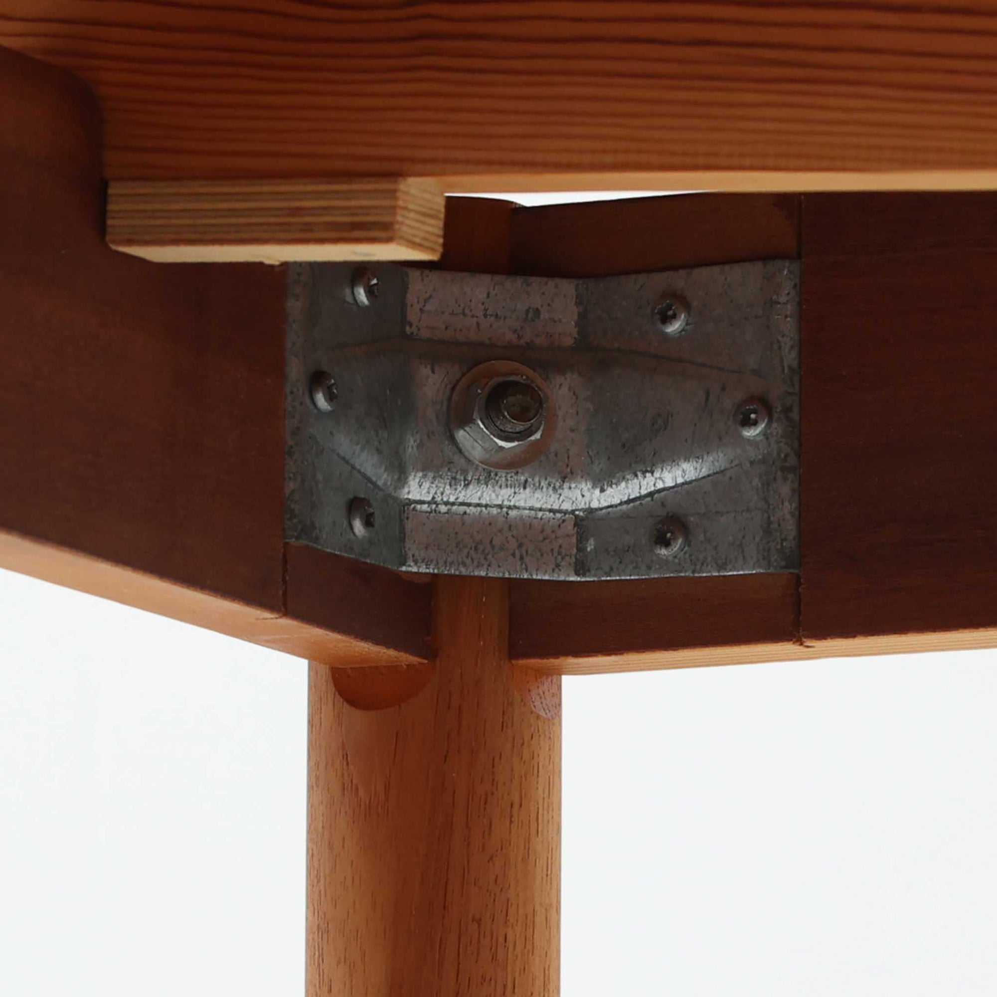 素材と構造の完成度の高さが際立つ正方形エクステンションダイニングテーブルです。天板には上質なチーク材が用いられ、木目の美しさと経年変化による深みのある色合いが北欧ビンテージらしい佇まいを演出します。普段はコンパクトな正方形として使用でき、来客時には左右の天板を引き出すことで広々としたサイズへと拡張可能な実用的な構造です。細身の脚部と幕板のバランスも良く、空間に軽やかな印象を与えます。