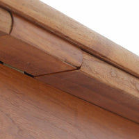 素材と構造の完成度の高さが際立つ正方形エクステンションダイニングテーブルです。天板には上質なチーク材が用いられ、木目の美しさと経年変化による深みのある色合いが北欧ビンテージらしい佇まいを演出します。普段はコンパクトな正方形として使用でき、来客時には左右の天板を引き出すことで広々としたサイズへと拡張可能な実用的な構造です。細身の脚部と幕板のバランスも良く、空間に軽やかな印象を与えます。