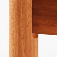 素材と構造の完成度の高さが際立つ正方形エクステンションダイニングテーブルです。天板には上質なチーク材が用いられ、木目の美しさと経年変化による深みのある色合いが北欧ビンテージらしい佇まいを演出します。普段はコンパクトな正方形として使用でき、来客時には左右の天板を引き出すことで広々としたサイズへと拡張可能な実用的な構造です。細身の脚部と幕板のバランスも良く、空間に軽やかな印象を与えます。