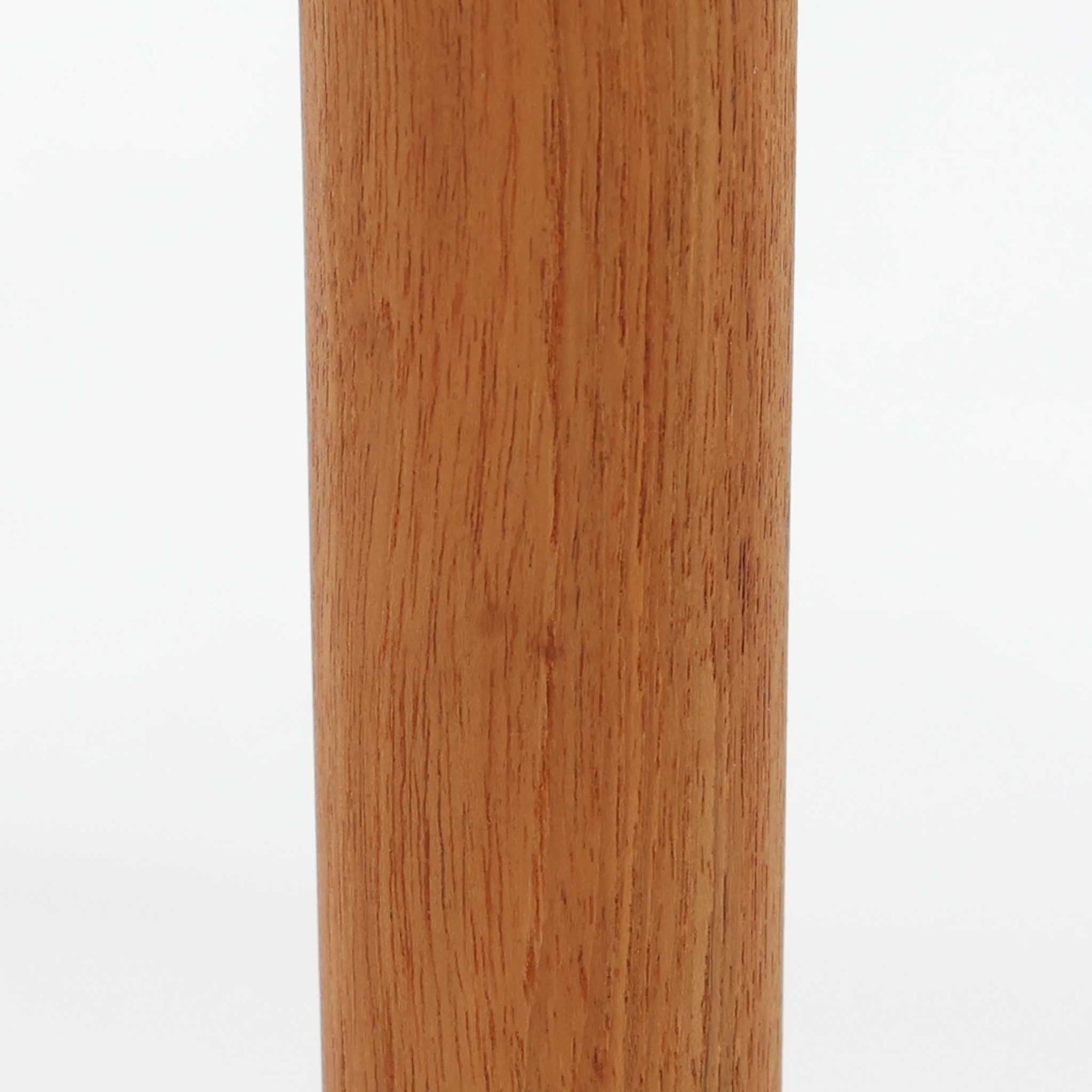 素材と構造の完成度の高さが際立つ正方形エクステンションダイニングテーブルです。天板には上質なチーク材が用いられ、木目の美しさと経年変化による深みのある色合いが北欧ビンテージらしい佇まいを演出します。普段はコンパクトな正方形として使用でき、来客時には左右の天板を引き出すことで広々としたサイズへと拡張可能な実用的な構造です。細身の脚部と幕板のバランスも良く、空間に軽やかな印象を与えます。