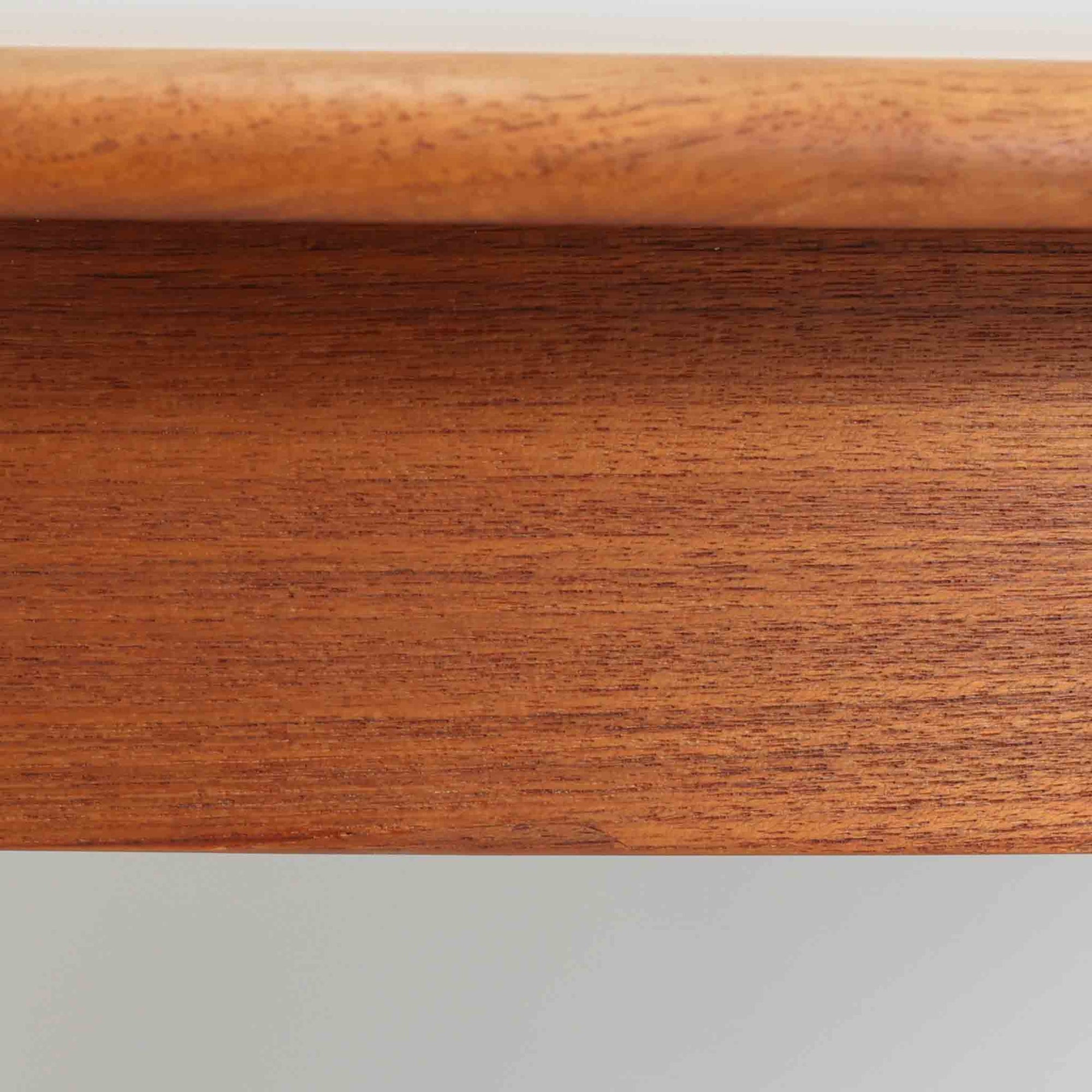 デンマーク製の北欧ビンテージ円形ダイニングテーブルです。チーク材の美しい木目が天板いっぱいに広がり、縁に施されたなだらかな丸みがやわらかな印象を与えます。幅110cmから165cm、さらに220cmまで拡張可能なエクステンション構造で、来客時にもゆとりあるレイアウトを実現。幕板から脚部へとつながる端正なフォルムは職人の確かな技術を感じさせます。家族の団らんからホームパーティーまで幅広く活躍し、経年により深みを増した色艶が空間に温もりと存在感をもたらす一台です。