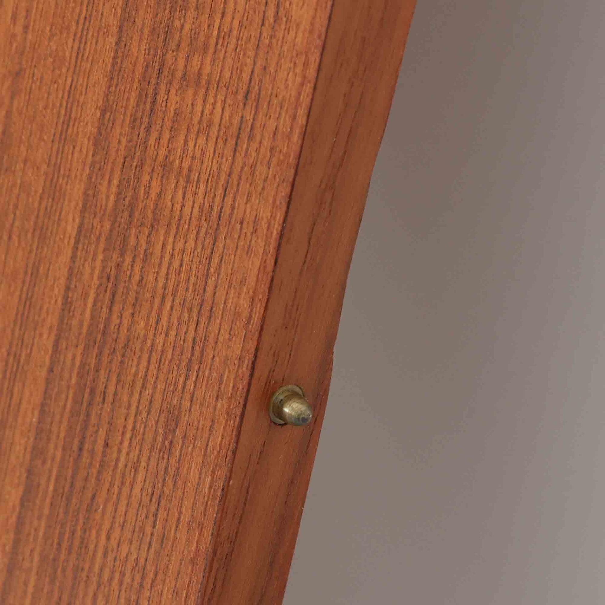 デンマーク製の北欧ビンテージ円形ダイニングテーブルです。チーク材の美しい木目が天板いっぱいに広がり、縁に施されたなだらかな丸みがやわらかな印象を与えます。幅110cmから165cm、さらに220cmまで拡張可能なエクステンション構造で、来客時にもゆとりあるレイアウトを実現。幕板から脚部へとつながる端正なフォルムは職人の確かな技術を感じさせます。家族の団らんからホームパーティーまで幅広く活躍し、経年により深みを増した色艶が空間に温もりと存在感をもたらす一台です。