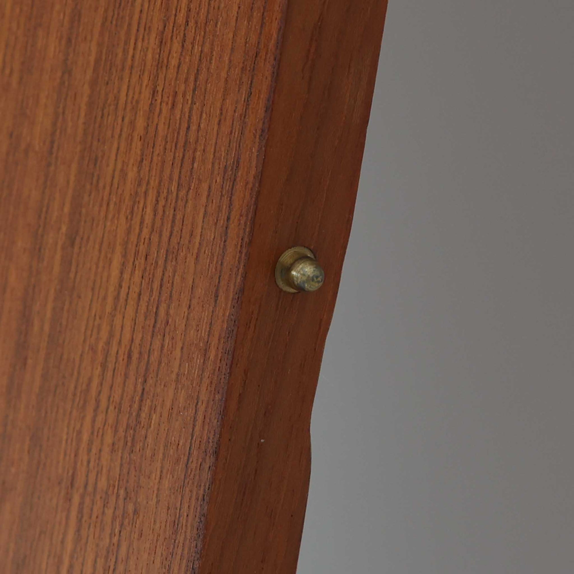 デンマーク製の北欧ビンテージ円形ダイニングテーブルです。チーク材の美しい木目が天板いっぱいに広がり、縁に施されたなだらかな丸みがやわらかな印象を与えます。幅110cmから165cm、さらに220cmまで拡張可能なエクステンション構造で、来客時にもゆとりあるレイアウトを実現。幕板から脚部へとつながる端正なフォルムは職人の確かな技術を感じさせます。家族の団らんからホームパーティーまで幅広く活躍し、経年により深みを増した色艶が空間に温もりと存在感をもたらす一台です。