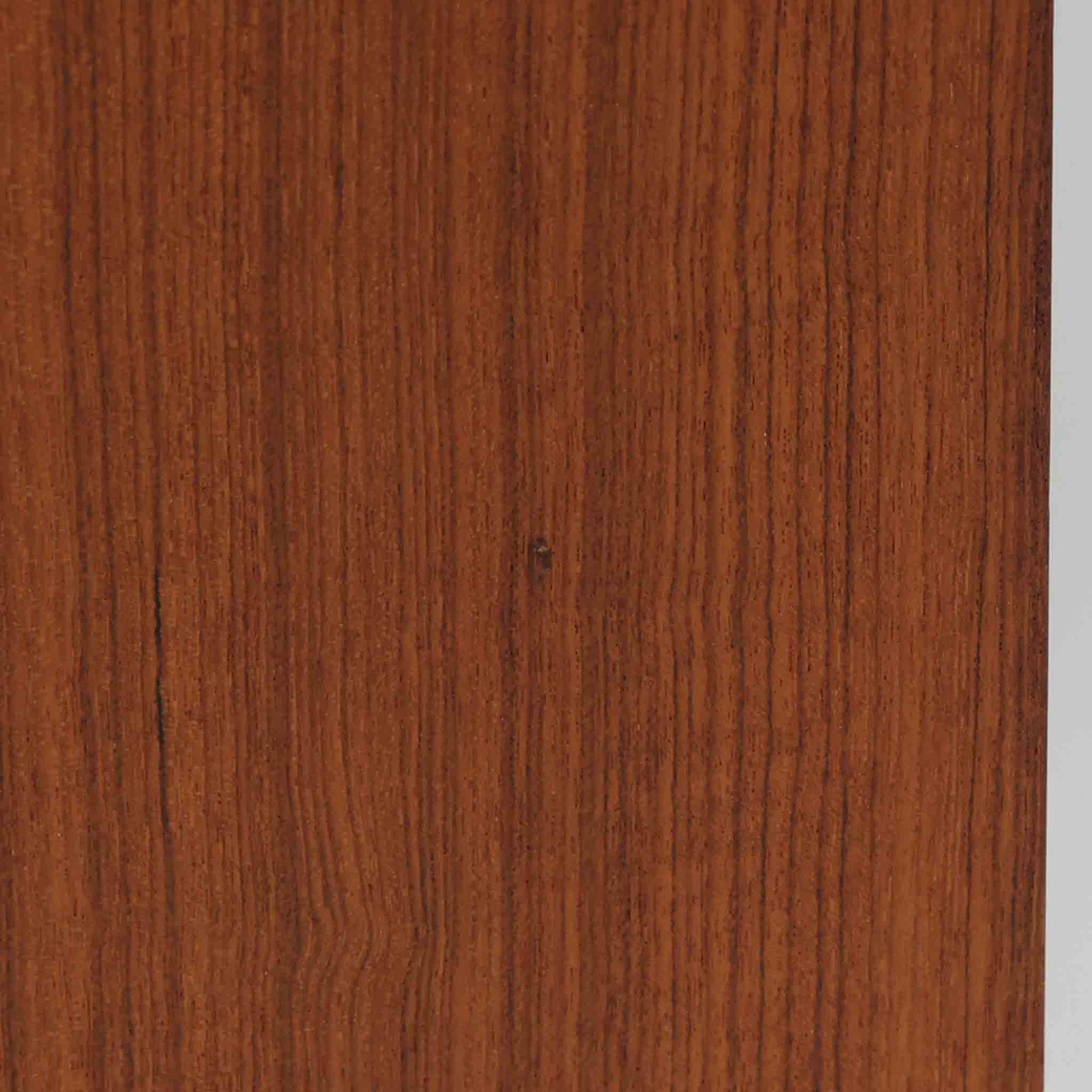 デンマーク製の北欧ビンテージ円形ダイニングテーブルです。チーク材の美しい木目が天板いっぱいに広がり、縁に施されたなだらかな丸みがやわらかな印象を与えます。幅110cmから165cm、さらに220cmまで拡張可能なエクステンション構造で、来客時にもゆとりあるレイアウトを実現。幕板から脚部へとつながる端正なフォルムは職人の確かな技術を感じさせます。家族の団らんからホームパーティーまで幅広く活躍し、経年により深みを増した色艶が空間に温もりと存在感をもたらす一台です。