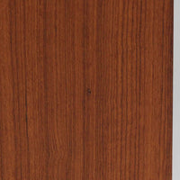 デンマーク製の北欧ビンテージ円形ダイニングテーブルです。チーク材の美しい木目が天板いっぱいに広がり、縁に施されたなだらかな丸みがやわらかな印象を与えます。幅110cmから165cm、さらに220cmまで拡張可能なエクステンション構造で、来客時にもゆとりあるレイアウトを実現。幕板から脚部へとつながる端正なフォルムは職人の確かな技術を感じさせます。家族の団らんからホームパーティーまで幅広く活躍し、経年により深みを増した色艶が空間に温もりと存在感をもたらす一台です。