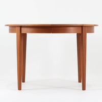 デンマーク製の北欧ビンテージ円形ダイニングテーブルです。チーク材の美しい木目が天板いっぱいに広がり、縁に施されたなだらかな丸みがやわらかな印象を与えます。幅110cmから165cm、さらに220cmまで拡張可能なエクステンション構造で、来客時にもゆとりあるレイアウトを実現。幕板から脚部へとつながる端正なフォルムは職人の確かな技術を感じさせます。家族の団らんからホームパーティーまで幅広く活躍し、経年により深みを増した色艶が空間に温もりと存在感をもたらす一台です。