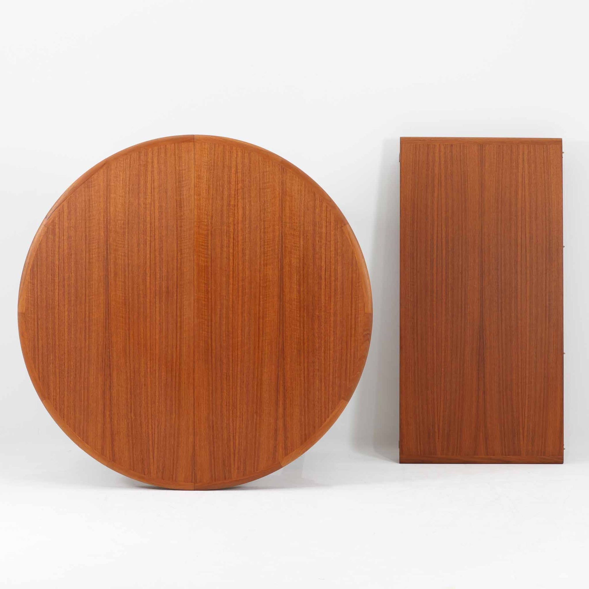 デンマーク製の北欧ビンテージ円形ダイニングテーブルです。チーク材の美しい木目が天板いっぱいに広がり、縁に施されたなだらかな丸みがやわらかな印象を与えます。幅110cmから165cm、さらに220cmまで拡張可能なエクステンション構造で、来客時にもゆとりあるレイアウトを実現。幕板から脚部へとつながる端正なフォルムは職人の確かな技術を感じさせます。家族の団らんからホームパーティーまで幅広く活躍し、経年により深みを増した色艶が空間に温もりと存在感をもたらす一台です。