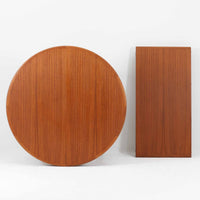 デンマーク製の北欧ビンテージ円形ダイニングテーブルです。チーク材の美しい木目が天板いっぱいに広がり、縁に施されたなだらかな丸みがやわらかな印象を与えます。幅110cmから165cm、さらに220cmまで拡張可能なエクステンション構造で、来客時にもゆとりあるレイアウトを実現。幕板から脚部へとつながる端正なフォルムは職人の確かな技術を感じさせます。家族の団らんからホームパーティーまで幅広く活躍し、経年により深みを増した色艶が空間に温もりと存在感をもたらす一台です。