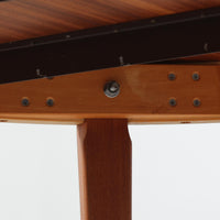 デンマーク製の北欧ビンテージ円形ダイニングテーブルです。チーク材の美しい木目が天板いっぱいに広がり、縁に施されたなだらかな丸みがやわらかな印象を与えます。幅110cmから165cm、さらに220cmまで拡張可能なエクステンション構造で、来客時にもゆとりあるレイアウトを実現。幕板から脚部へとつながる端正なフォルムは職人の確かな技術を感じさせます。家族の団らんからホームパーティーまで幅広く活躍し、経年により深みを増した色艶が空間に温もりと存在感をもたらす一台です。