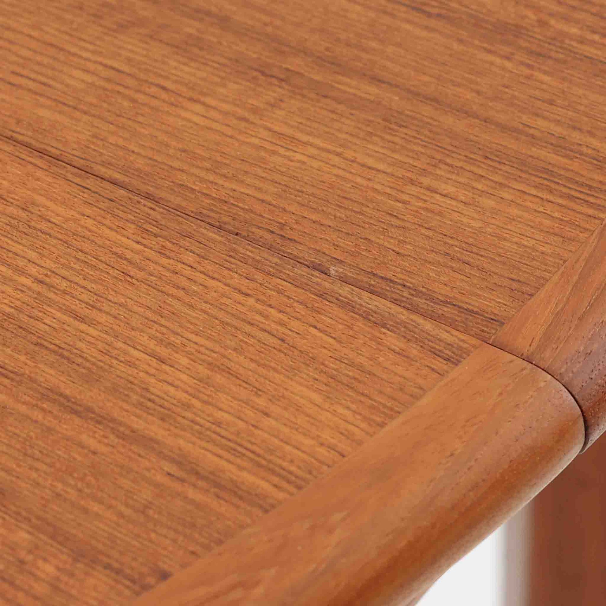 デンマーク製の北欧ビンテージ円形ダイニングテーブルです。チーク材の美しい木目が天板いっぱいに広がり、縁に施されたなだらかな丸みがやわらかな印象を与えます。幅110cmから165cm、さらに220cmまで拡張可能なエクステンション構造で、来客時にもゆとりあるレイアウトを実現。幕板から脚部へとつながる端正なフォルムは職人の確かな技術を感じさせます。家族の団らんからホームパーティーまで幅広く活躍し、経年により深みを増した色艶が空間に温もりと存在感をもたらす一台です。