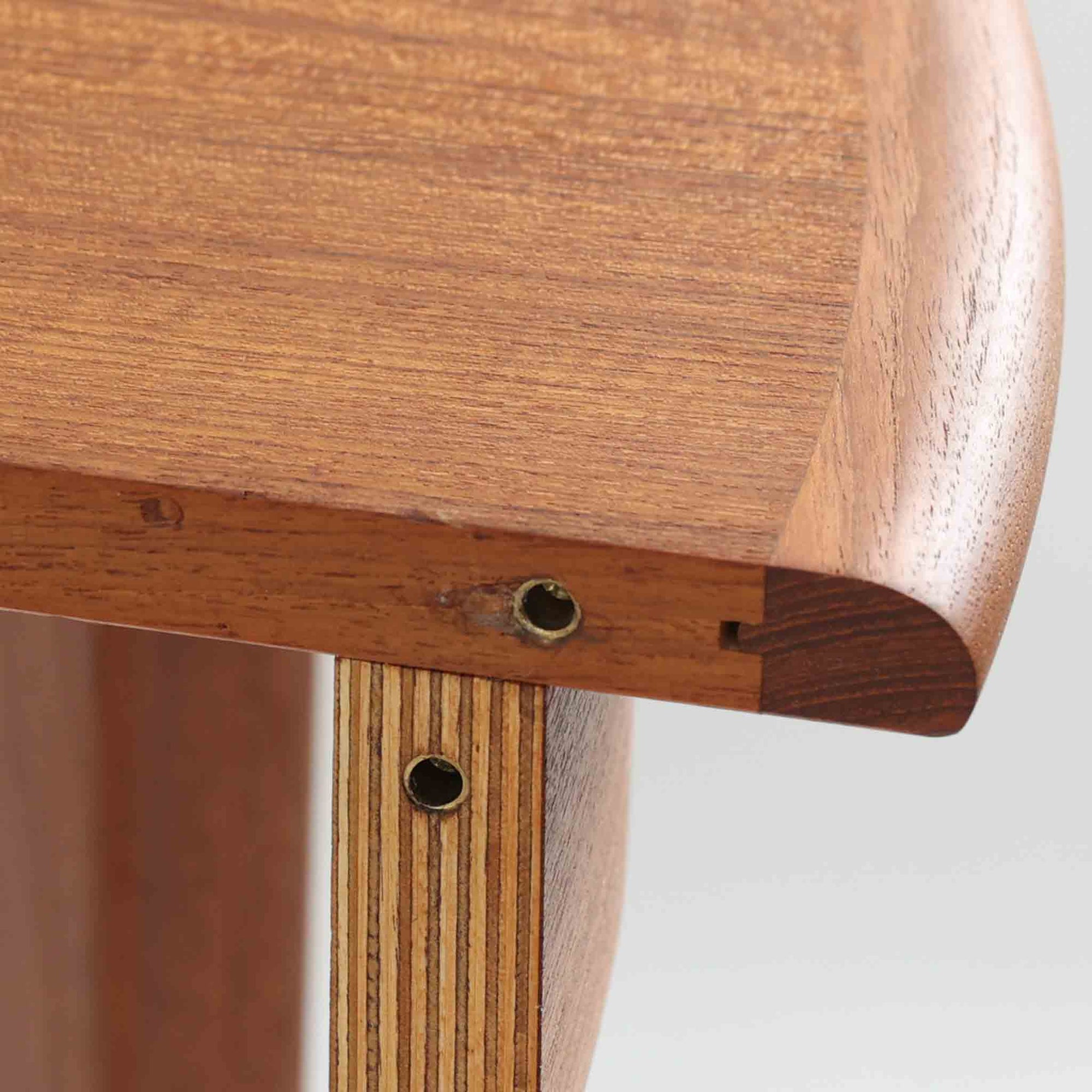 デンマーク製の北欧ビンテージ円形ダイニングテーブルです。チーク材の美しい木目が天板いっぱいに広がり、縁に施されたなだらかな丸みがやわらかな印象を与えます。幅110cmから165cm、さらに220cmまで拡張可能なエクステンション構造で、来客時にもゆとりあるレイアウトを実現。幕板から脚部へとつながる端正なフォルムは職人の確かな技術を感じさせます。家族の団らんからホームパーティーまで幅広く活躍し、経年により深みを増した色艶が空間に温もりと存在感をもたらす一台です。