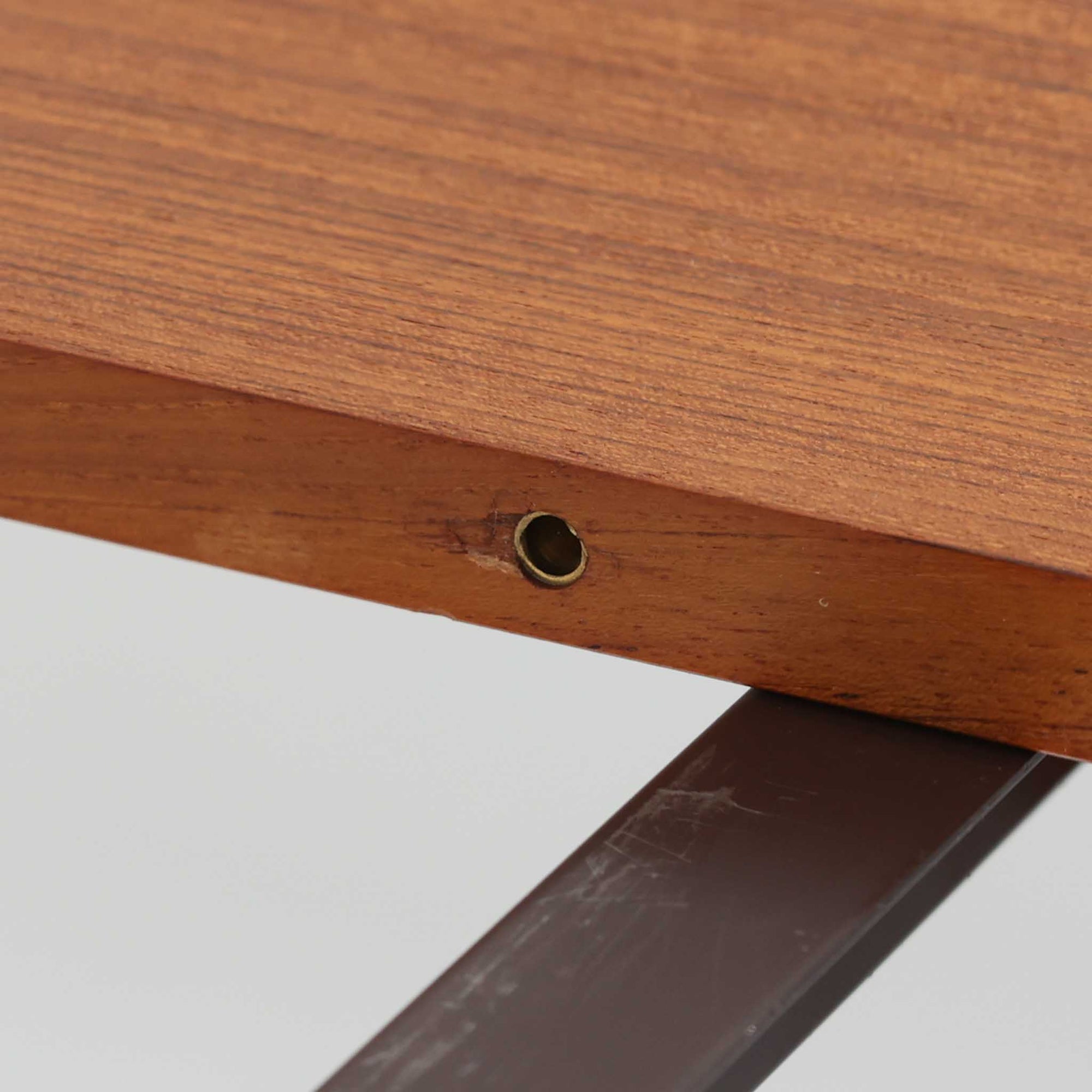 デンマーク製の北欧ビンテージ円形ダイニングテーブルです。チーク材の美しい木目が天板いっぱいに広がり、縁に施されたなだらかな丸みがやわらかな印象を与えます。幅110cmから165cm、さらに220cmまで拡張可能なエクステンション構造で、来客時にもゆとりあるレイアウトを実現。幕板から脚部へとつながる端正なフォルムは職人の確かな技術を感じさせます。家族の団らんからホームパーティーまで幅広く活躍し、経年により深みを増した色艶が空間に温もりと存在感をもたらす一台です。