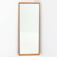 デンマークのデザイナー、Kai Kristiansen（カイ・クリスチャンセン）がAksel Kjersgaard（アクセル・キアスゴー）社のために手がけた立て掛けミラー「No.145」です。オーク材の美しい木目を活かしたフレームは細部まで丁寧に仕上げられ、角の木栓や滑らかな面取りなど北欧家具らしい繊細な職人技が光ります。高さ104cmと程よいサイズ感で、玄関や寝室、リビングなど幅広い空間に馴染みます。背面には壁掛け用の紐が付属していますが、重量があるため立て掛けでの使用をおすすめします。経年により深みを増したオークの質感が空間に温かみを添えるビンテージアイテムです。