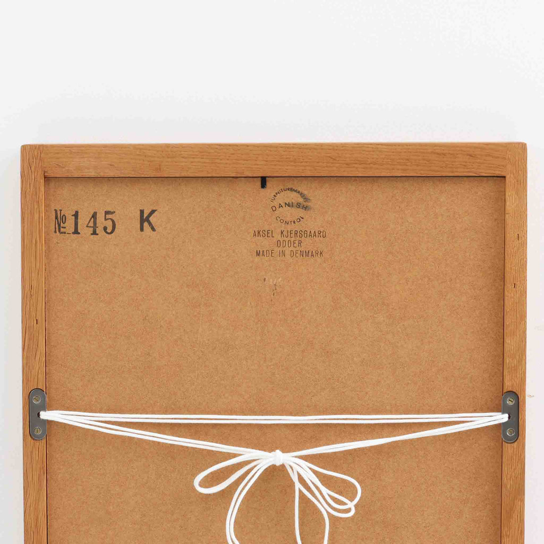 デンマークのデザイナー、Kai Kristiansen（カイ・クリスチャンセン）がAksel Kjersgaard（アクセル・キアスゴー）社のために手がけた立て掛けミラー「No.145」です。オーク材の美しい木目を活かしたフレームは細部まで丁寧に仕上げられ、角の木栓や滑らかな面取りなど北欧家具らしい繊細な職人技が光ります。高さ104cmと程よいサイズ感で、玄関や寝室、リビングなど幅広い空間に馴染みます。背面には壁掛け用の紐が付属していますが、重量があるため立て掛けでの使用をおすすめします。経年により深みを増したオークの質感が空間に温かみを添えるビンテージアイテムです。